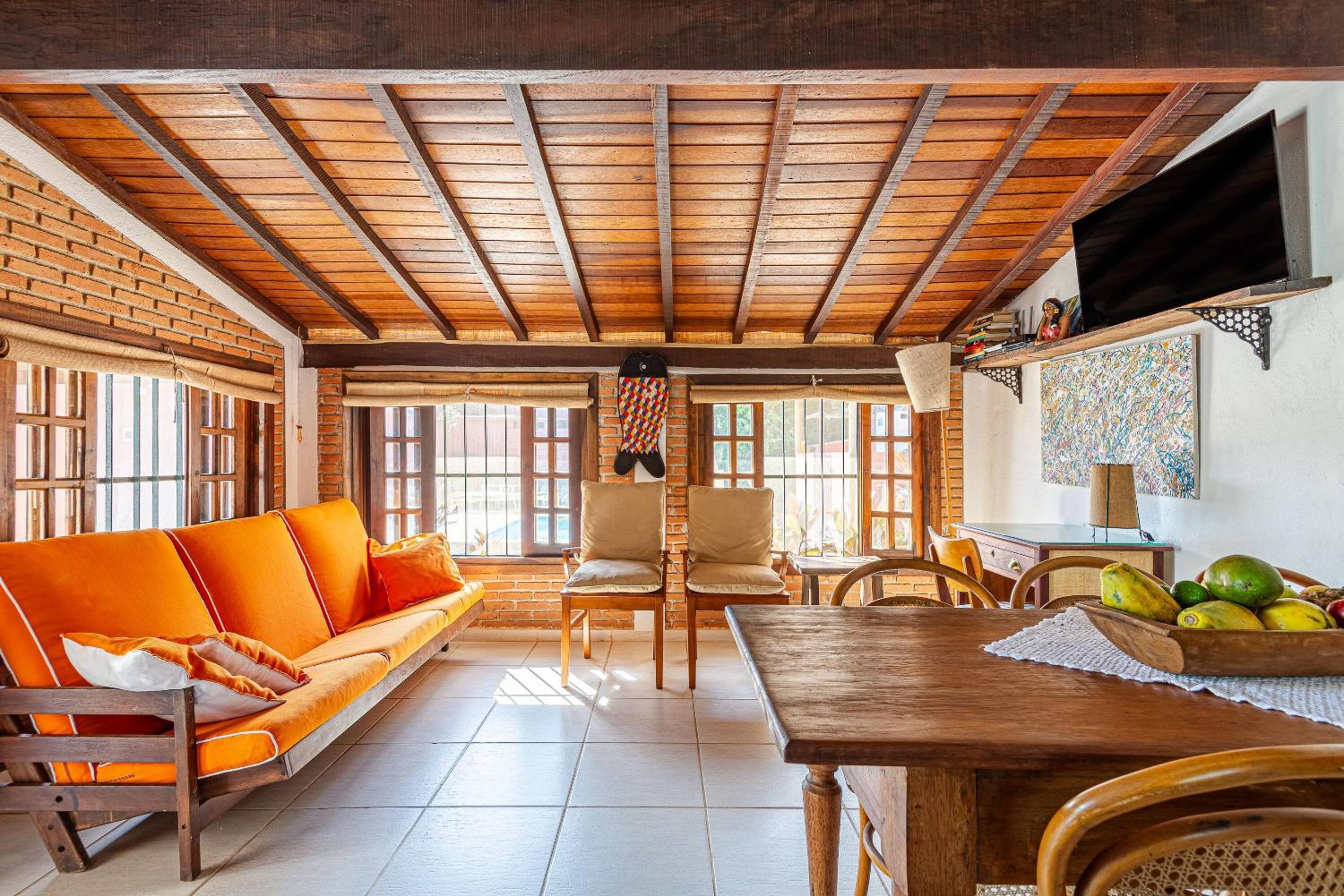 Casa com piscina a 100 m de Camburizinho