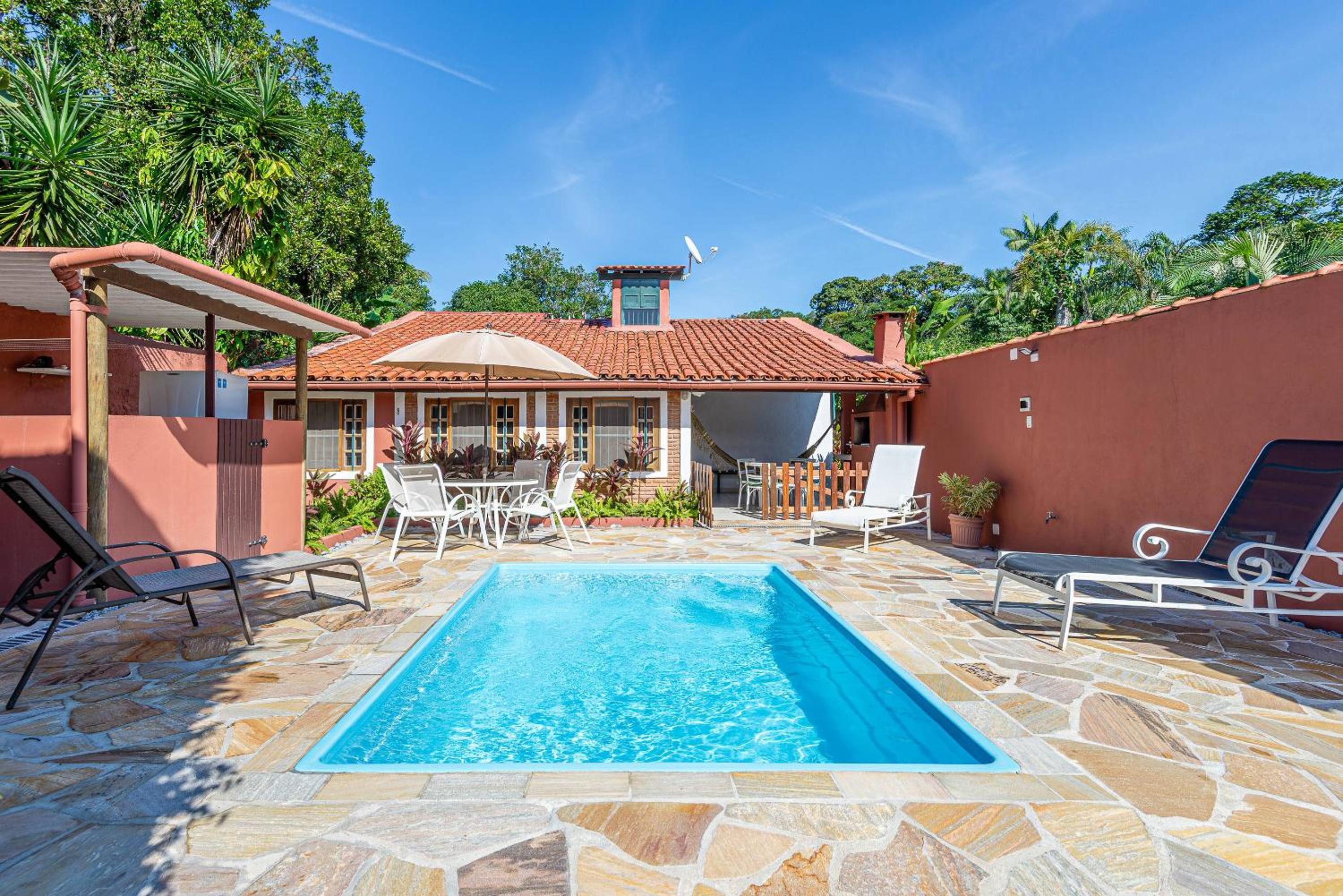 Casa com piscina a 100 m de Camburizinho