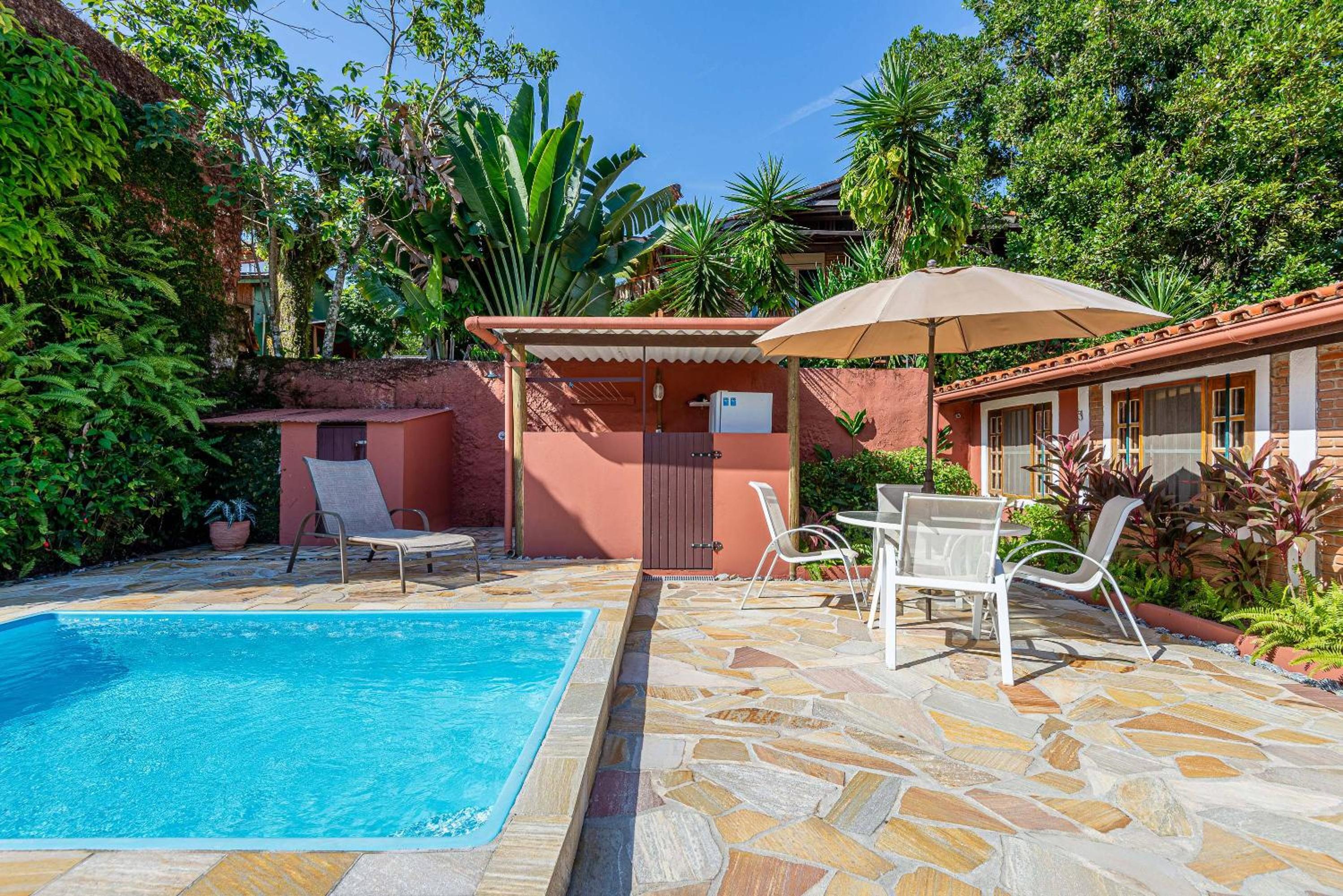 Casa com piscina a 100 m de Camburizinho