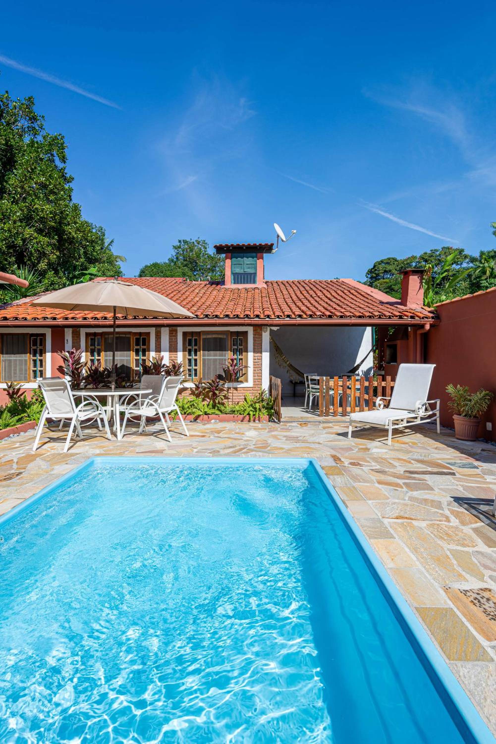 Casa com piscina a 100 m de Camburizinho