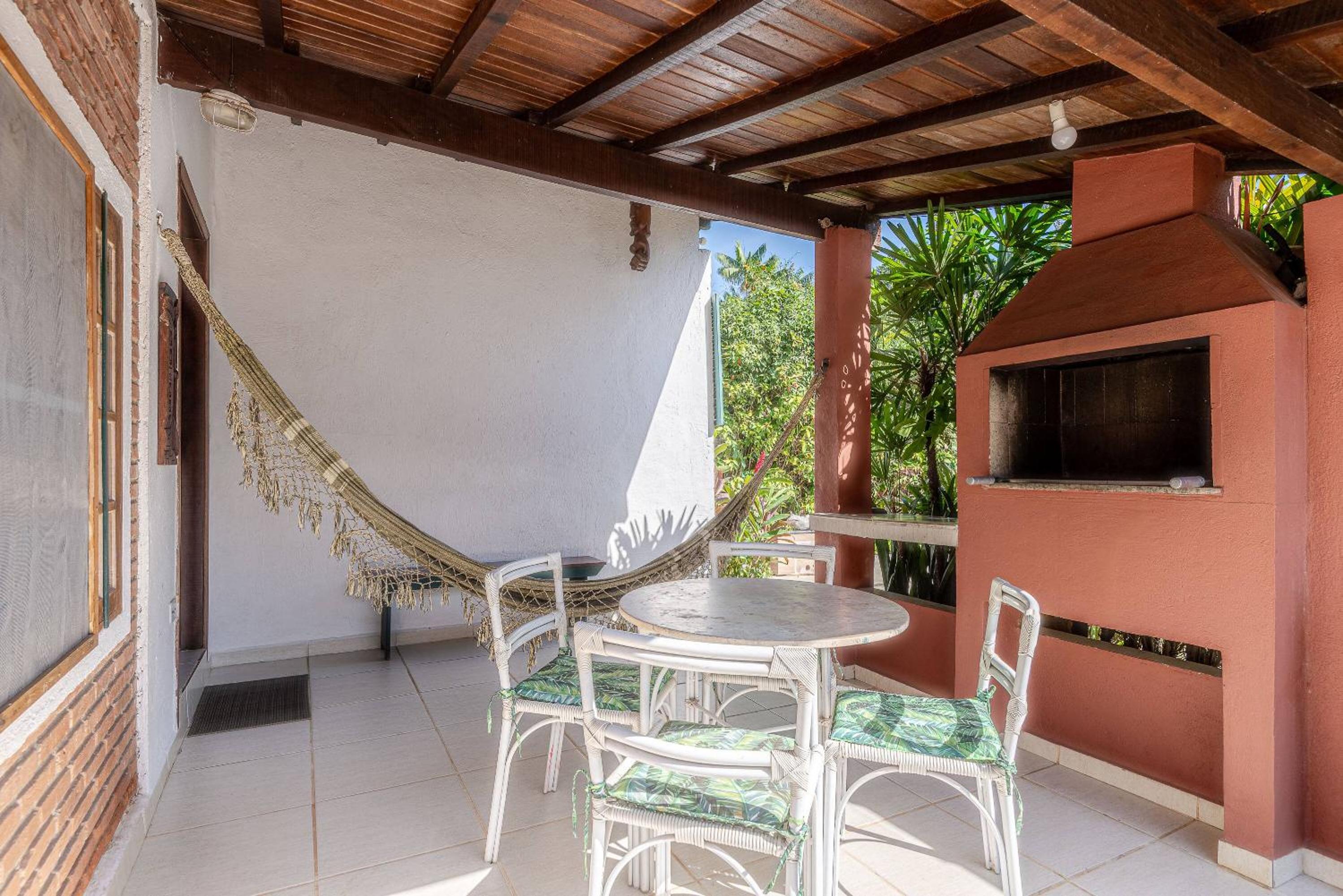 Casa com piscina a 100 m de Camburizinho