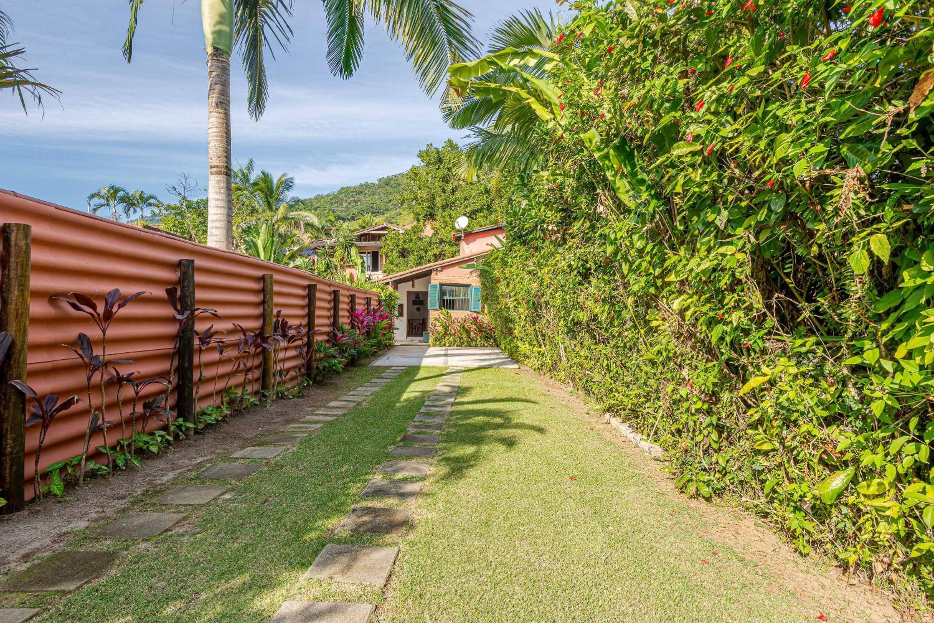 Casa com piscina a 100 m de Camburizinho