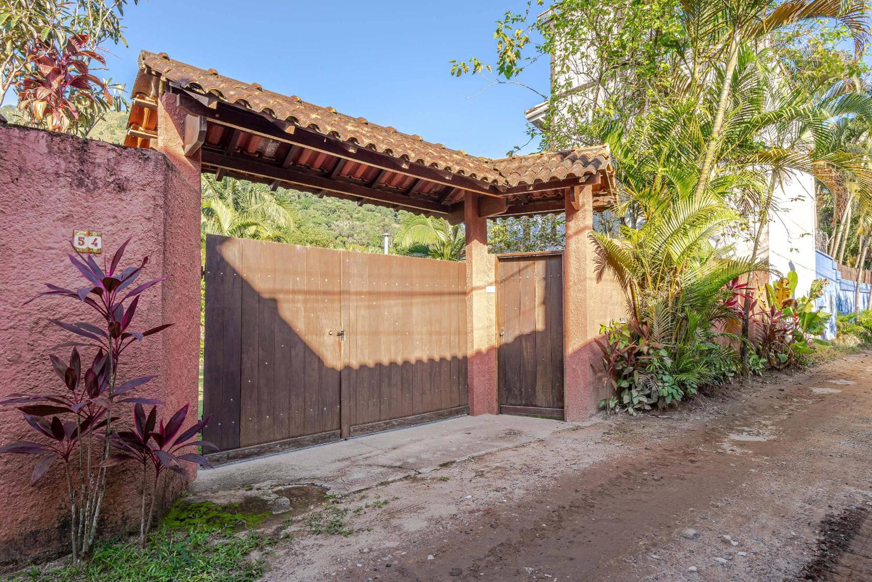 Casa com piscina a 100 m de Camburizinho