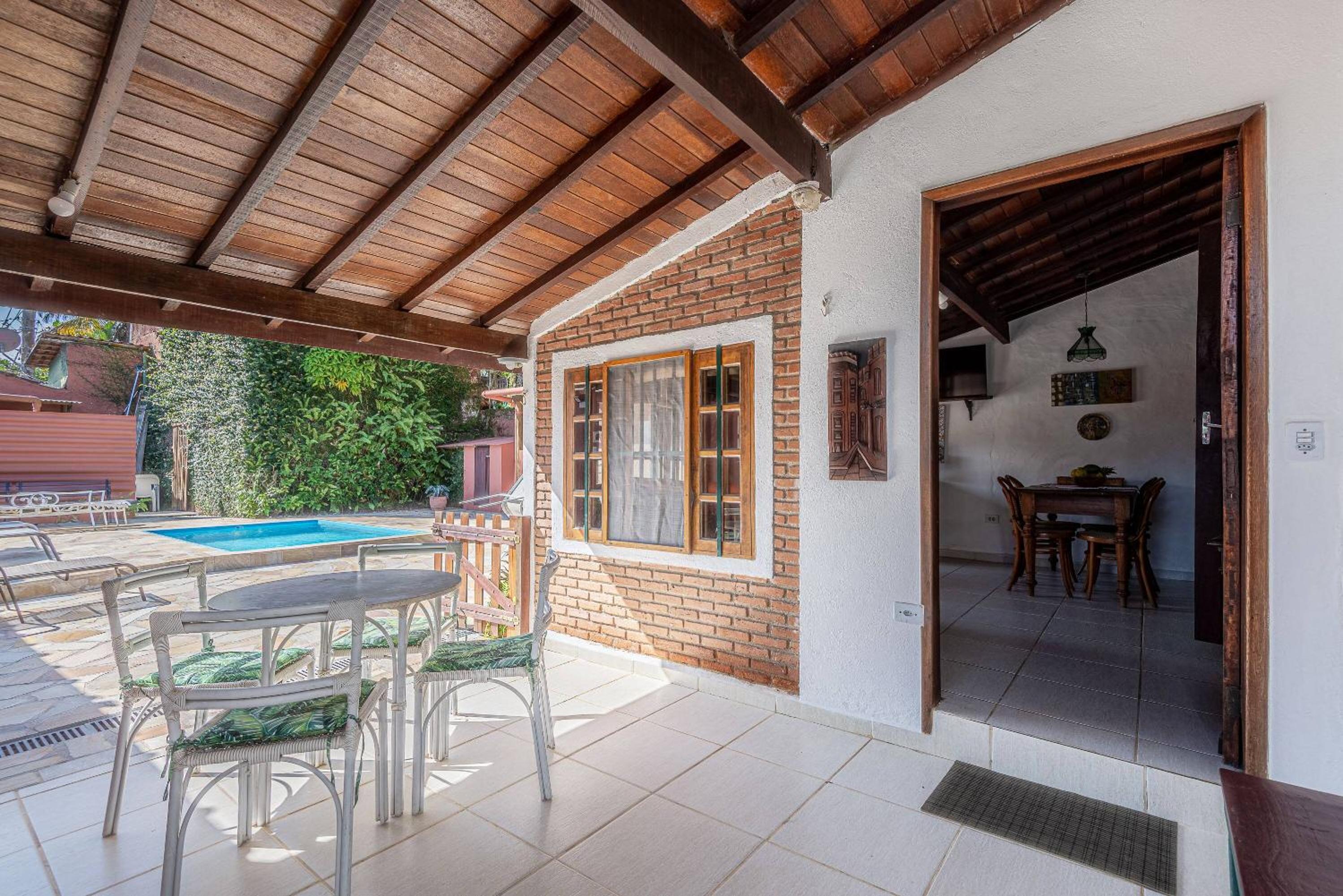 Casa com piscina a 100 m de Camburizinho
