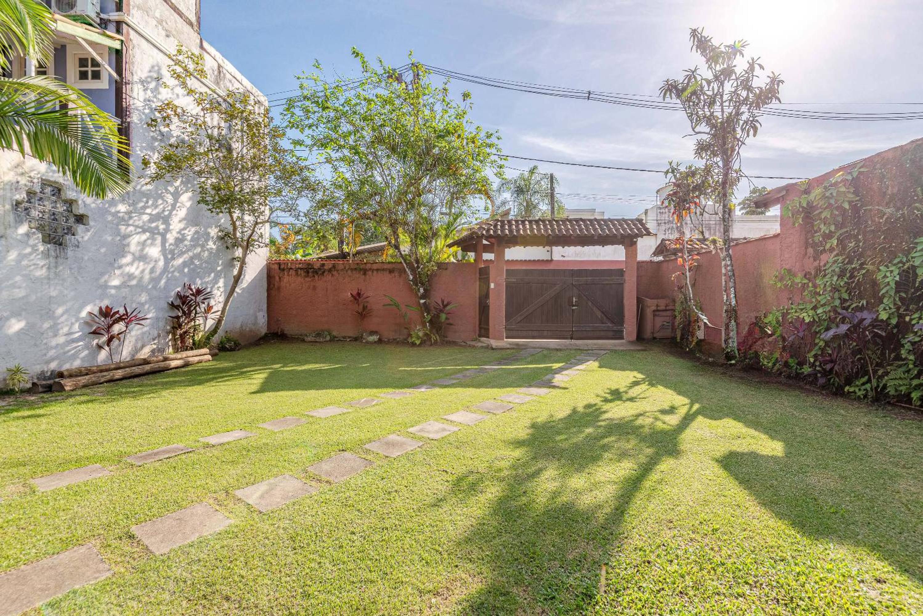 Casa com piscina a 100 m de Camburizinho