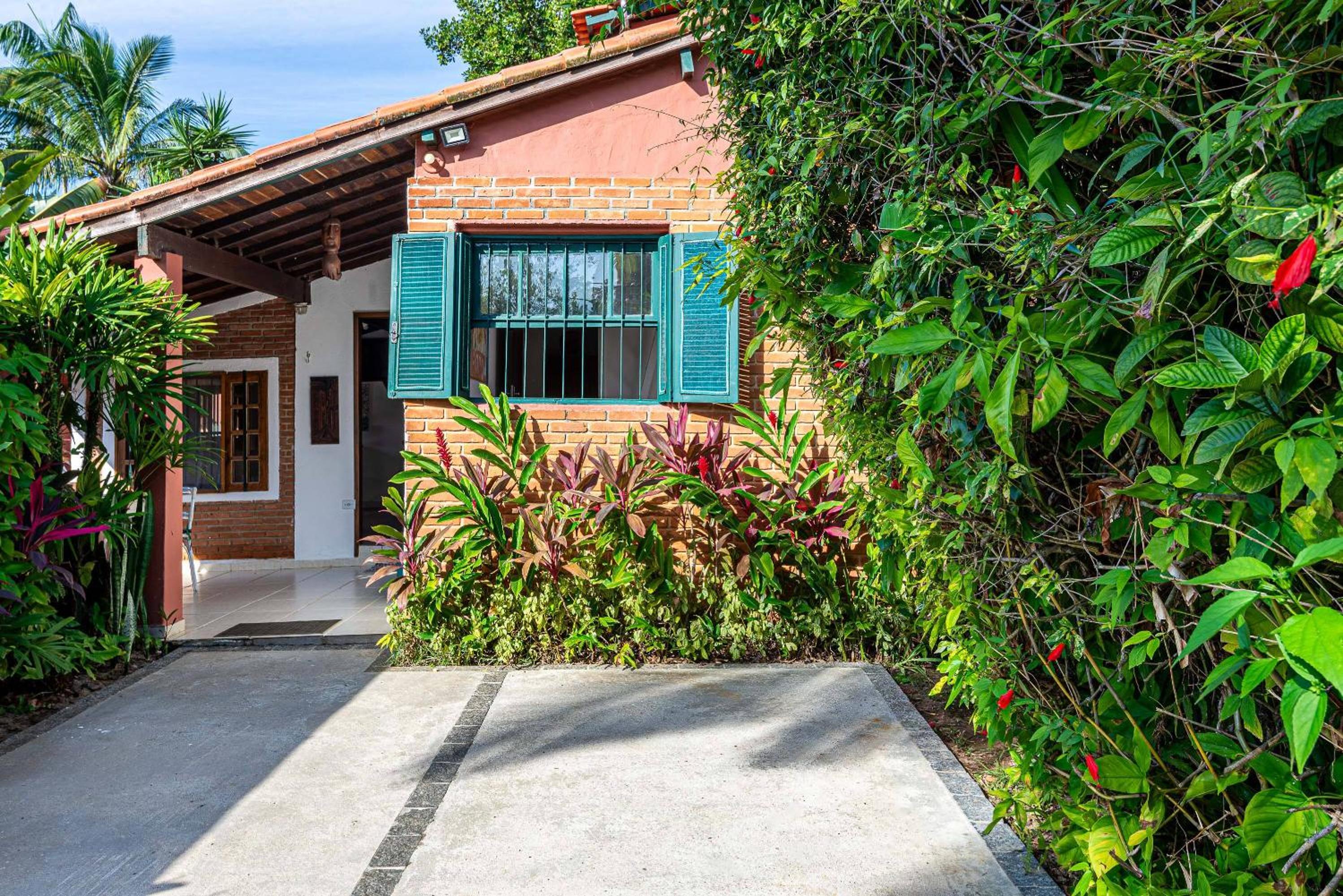 Casa com piscina a 100 m de Camburizinho