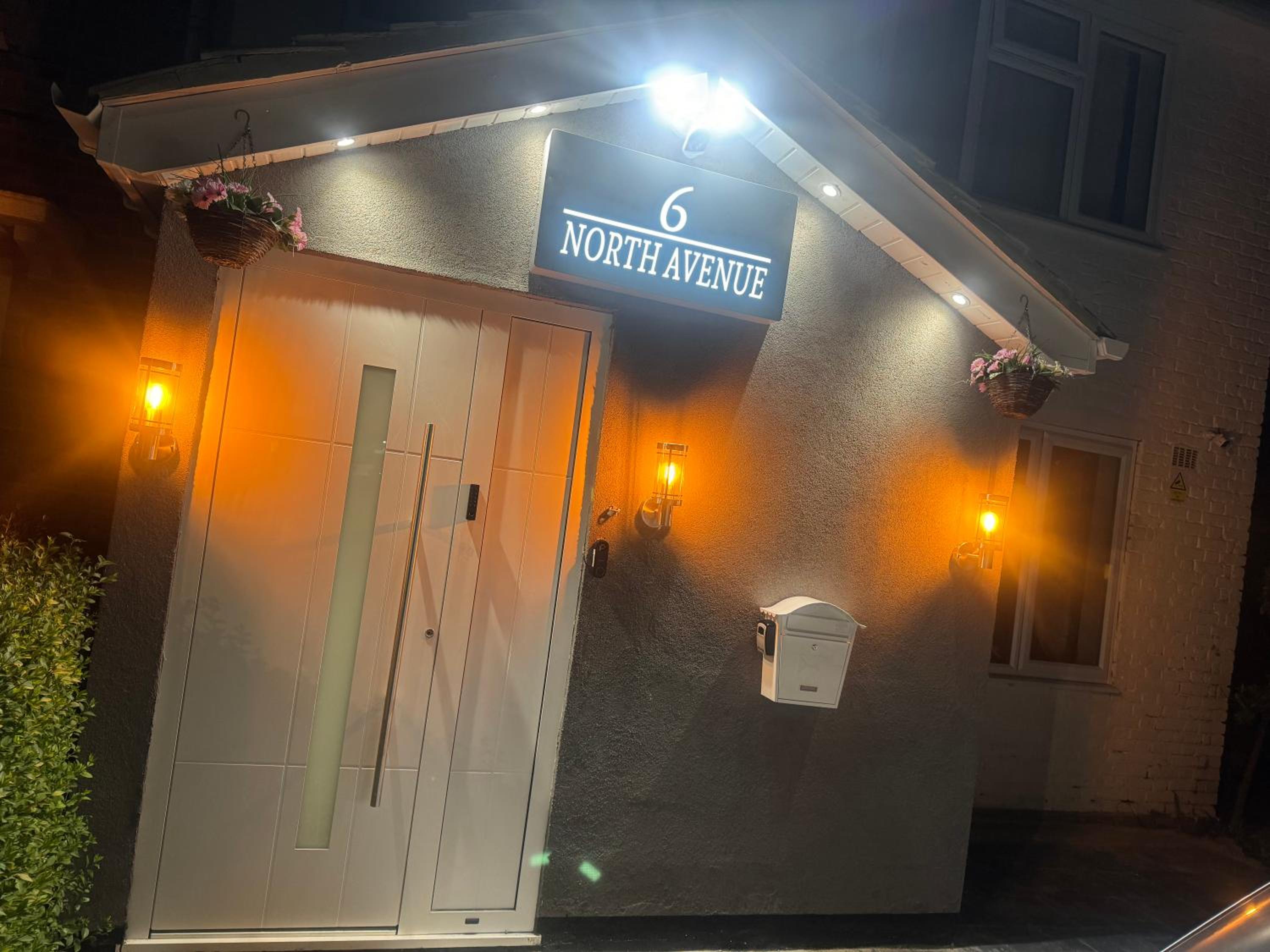 Hayes Vacations - North Avenue Guest House Ltd, Heathrow Airport-Free Parking - Property Image 7