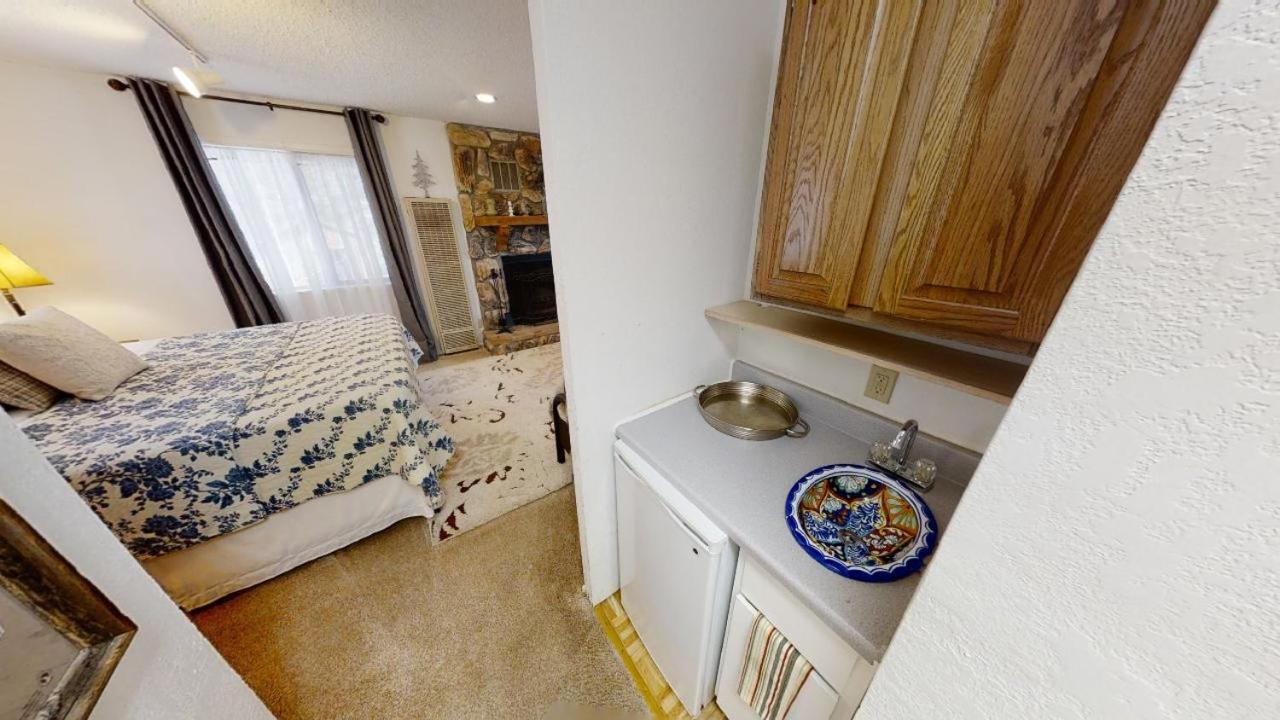 Ridgeview Lodge - Fenced Yard - Satellite - WiFi - Washer - Dryer - Grill - Fireplace view 4