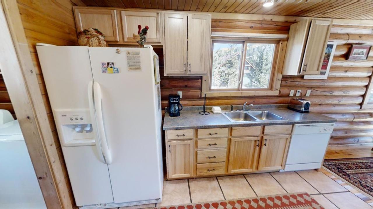 River Chant Lodge - Hot Tub - On The River - WiFi - Satellite - Washer - Dryer - Large Deck - Wood Burning Fireplace - Fire Pit view 4