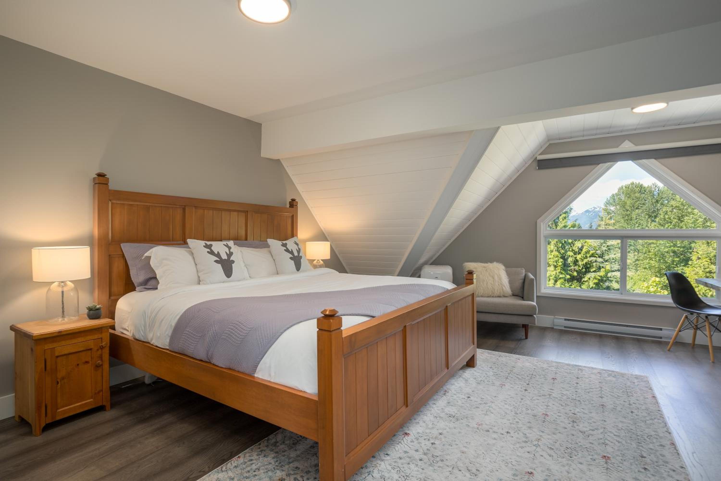 3BR- Brand New Listing Beautiful Multi-Level Townhome in Creekside