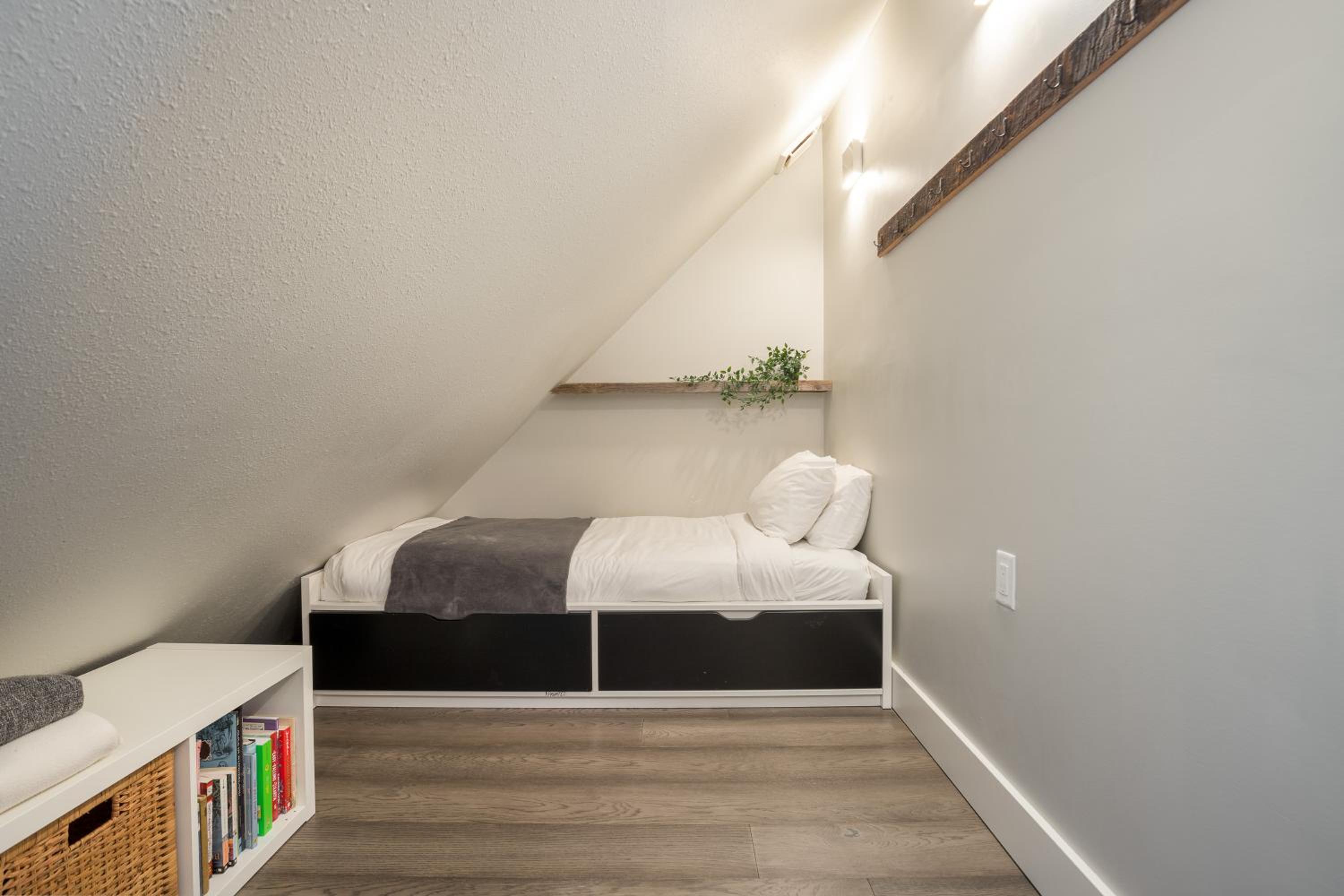 3BR- Brand New Listing Beautiful Multi-Level Townhome in Creekside