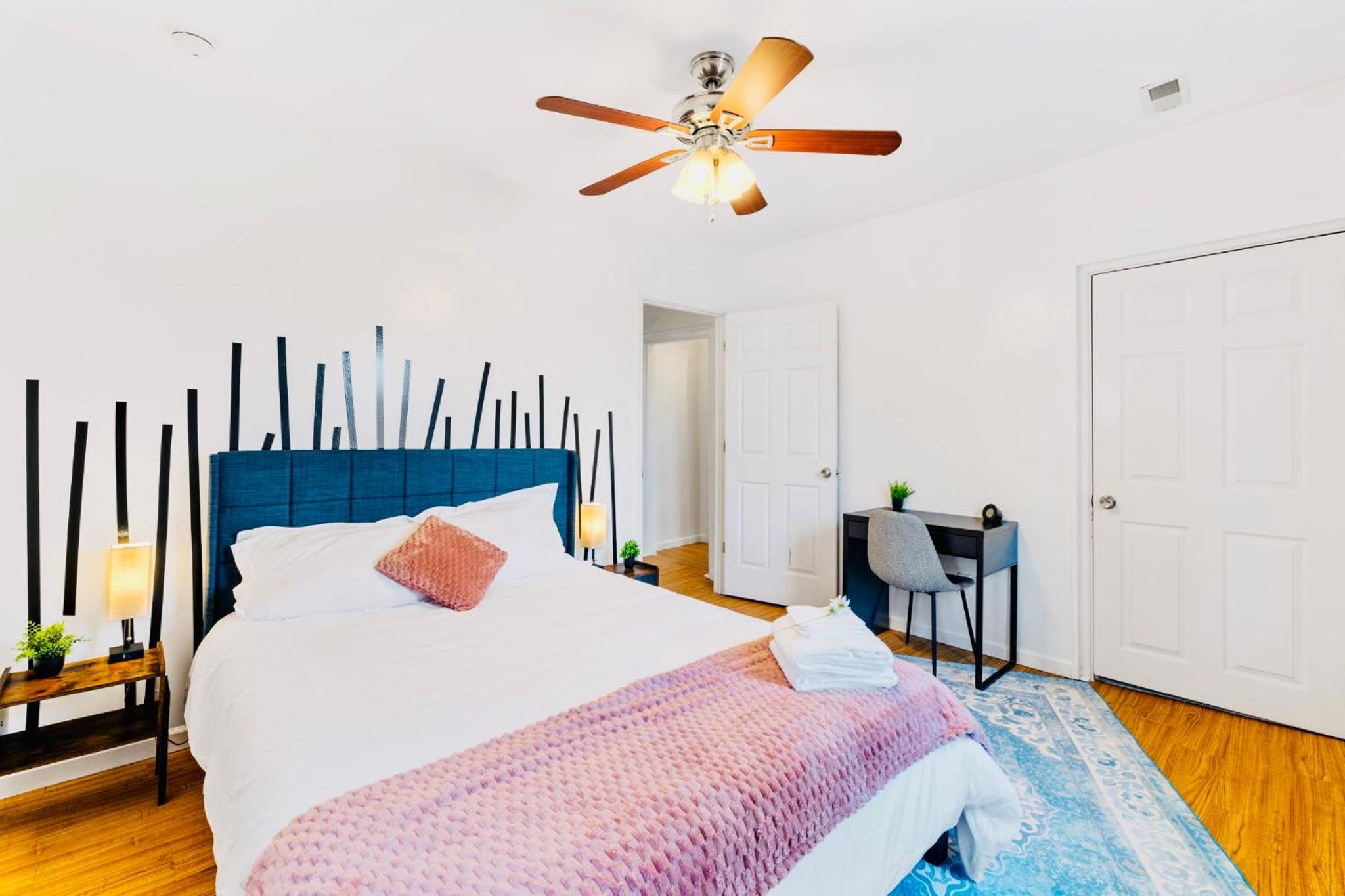5BDRM 10BD with King BBQ Patio 1 MIN walk Carson ST view 4