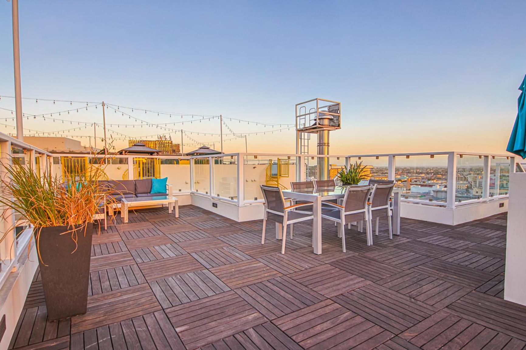 Stunning 1 BDR 1 BTH Modern Loft with Pool, Jacuzzi in DTLA!