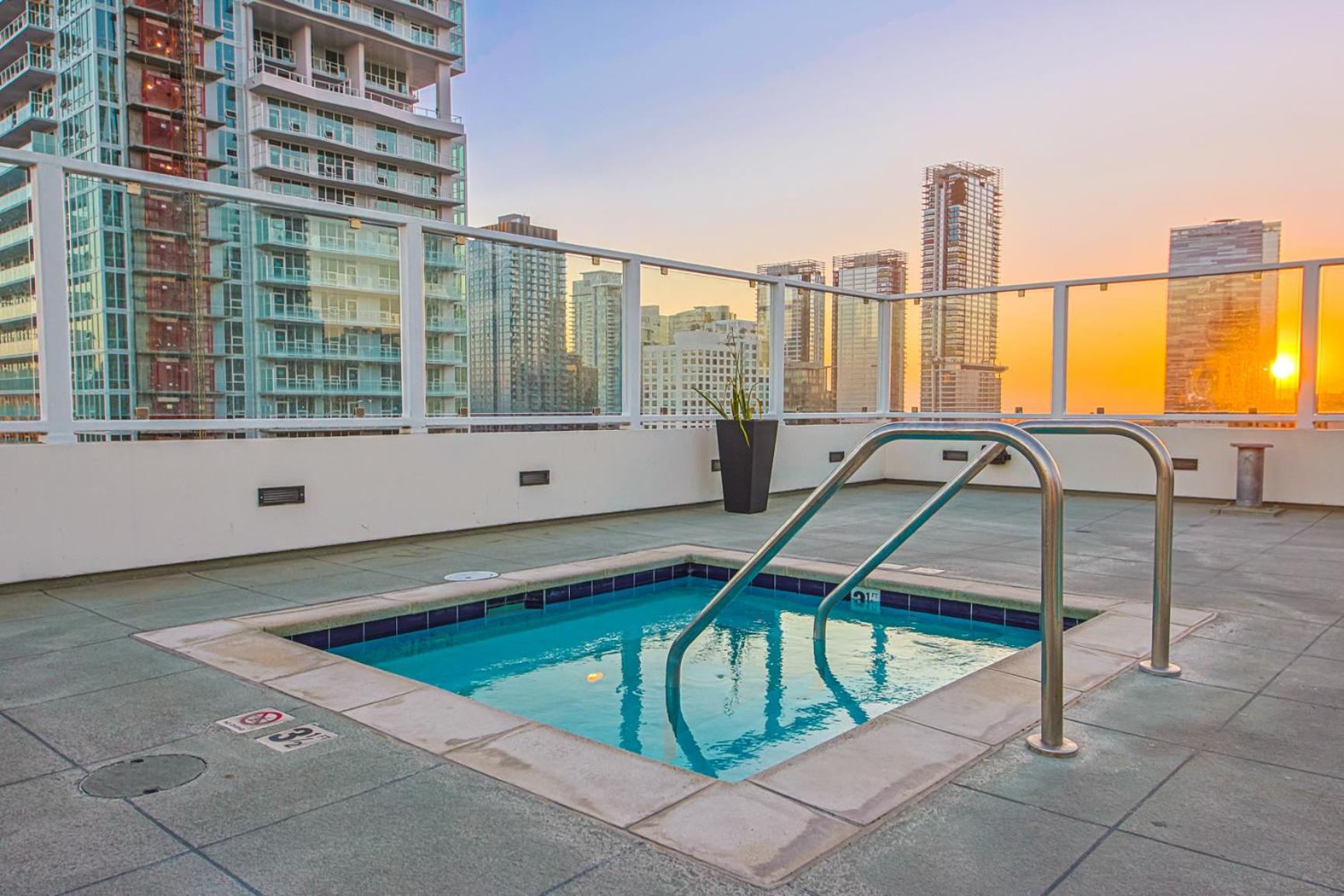 Stunning 1 BDR 1 BTH Modern Loft with Pool, Jacuzzi in DTLA!