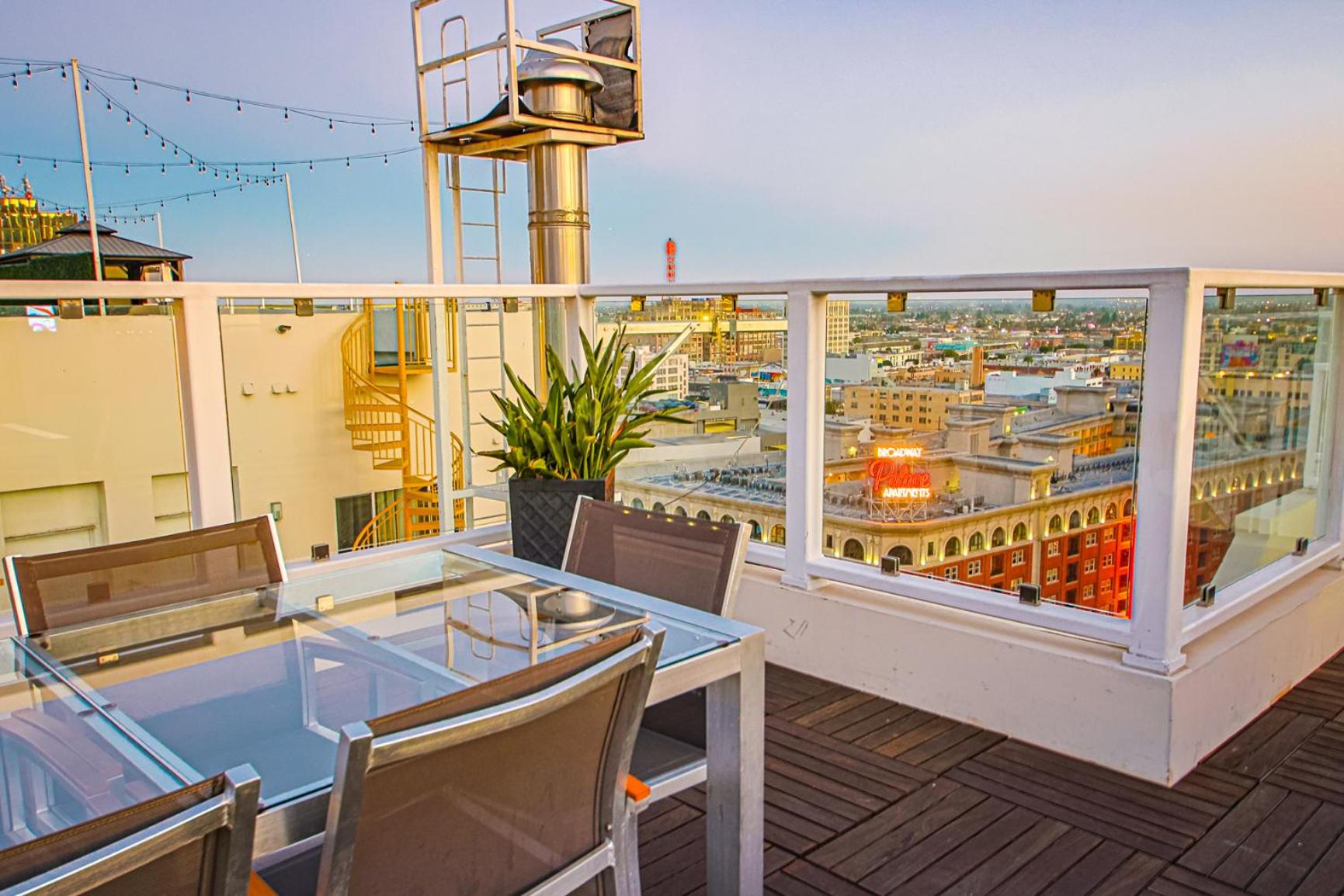 Stunning 1 BDR 1 BTH Modern Loft with Pool, Jacuzzi in DTLA!