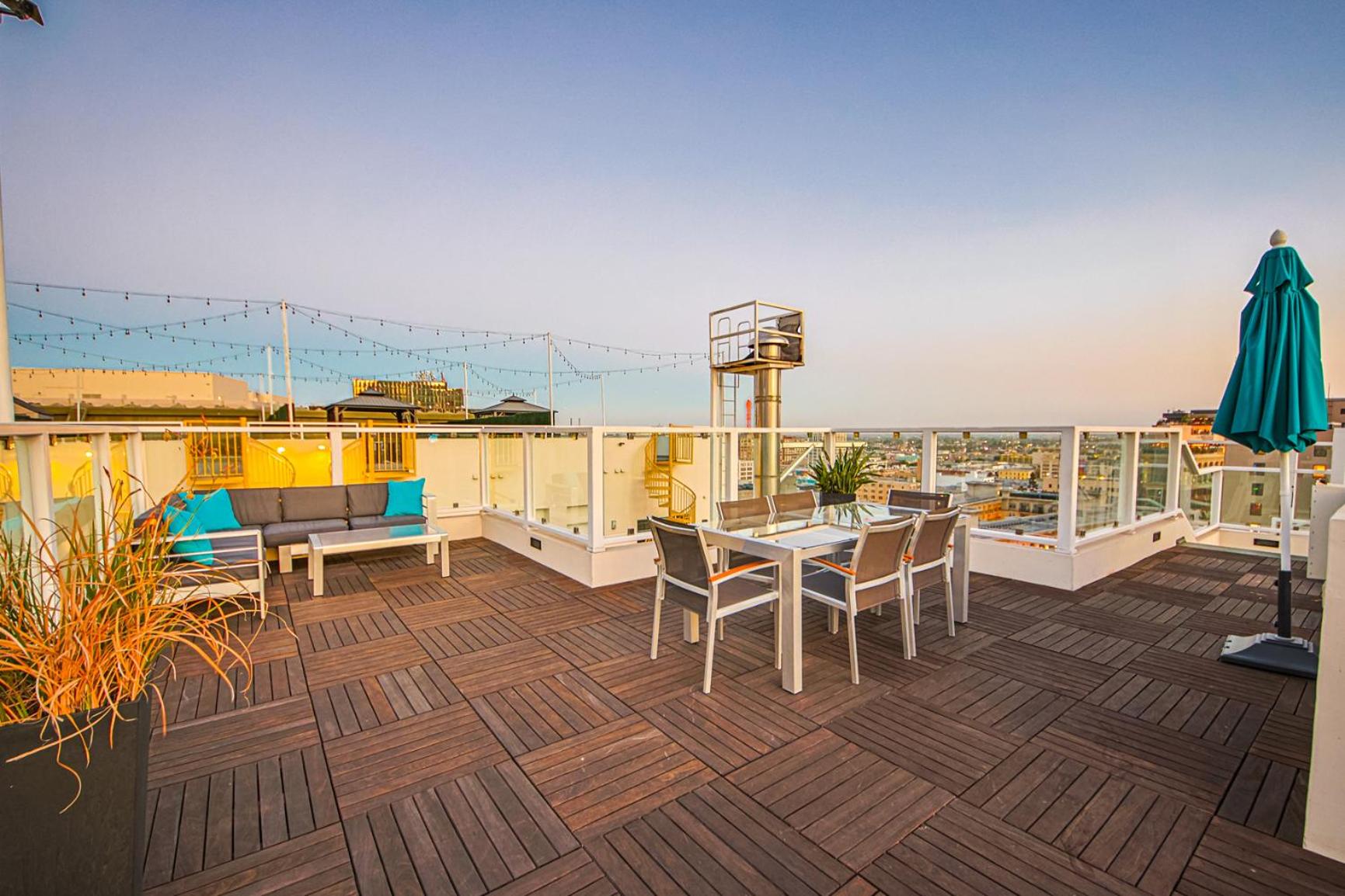 Stunning 1 BDR 1 BTH Modern Loft with Pool, Jacuzzi in DTLA!