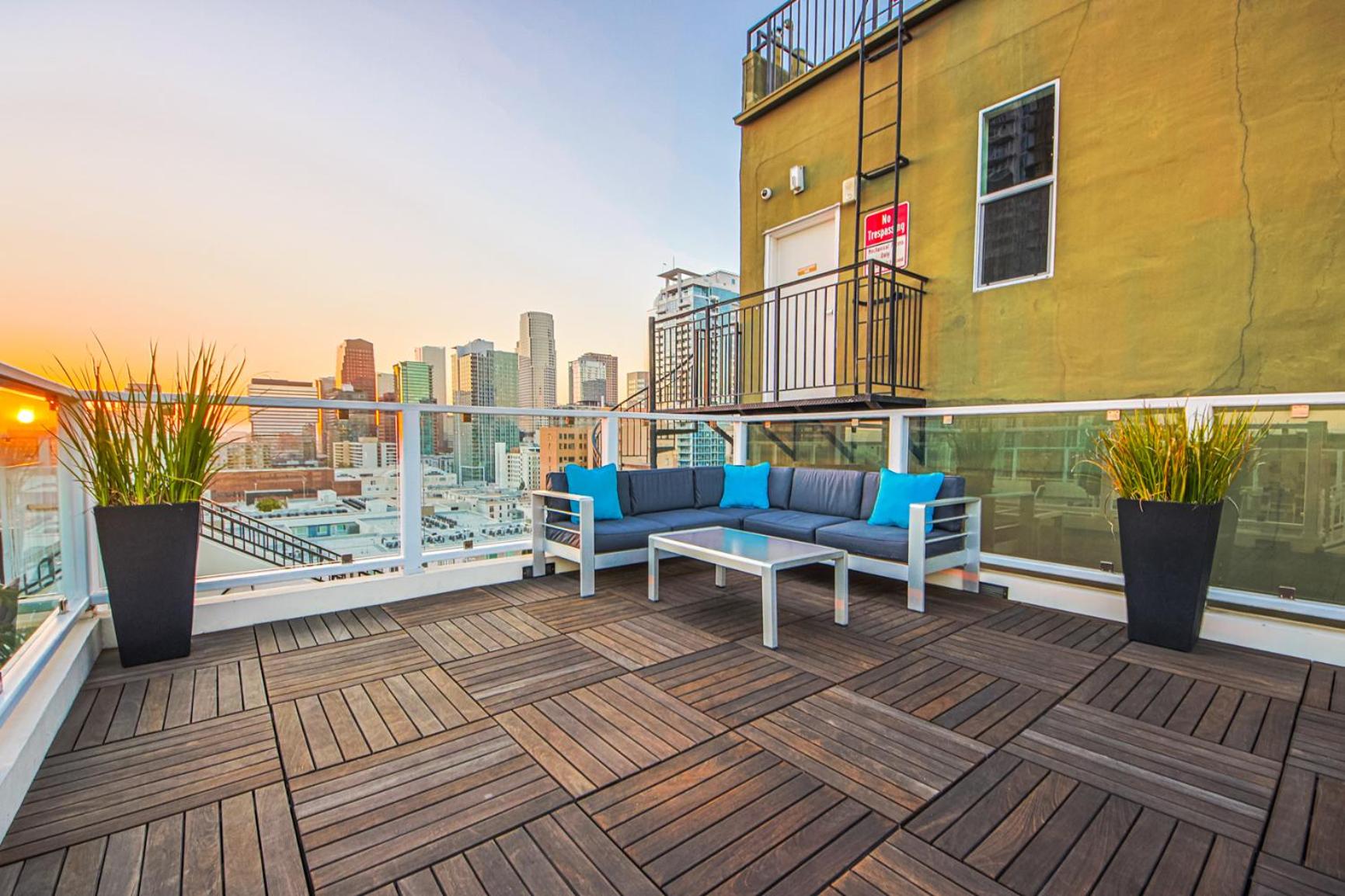 Stunning 1 BDR 1 BTH Modern Loft with Pool, Jacuzzi in DTLA!