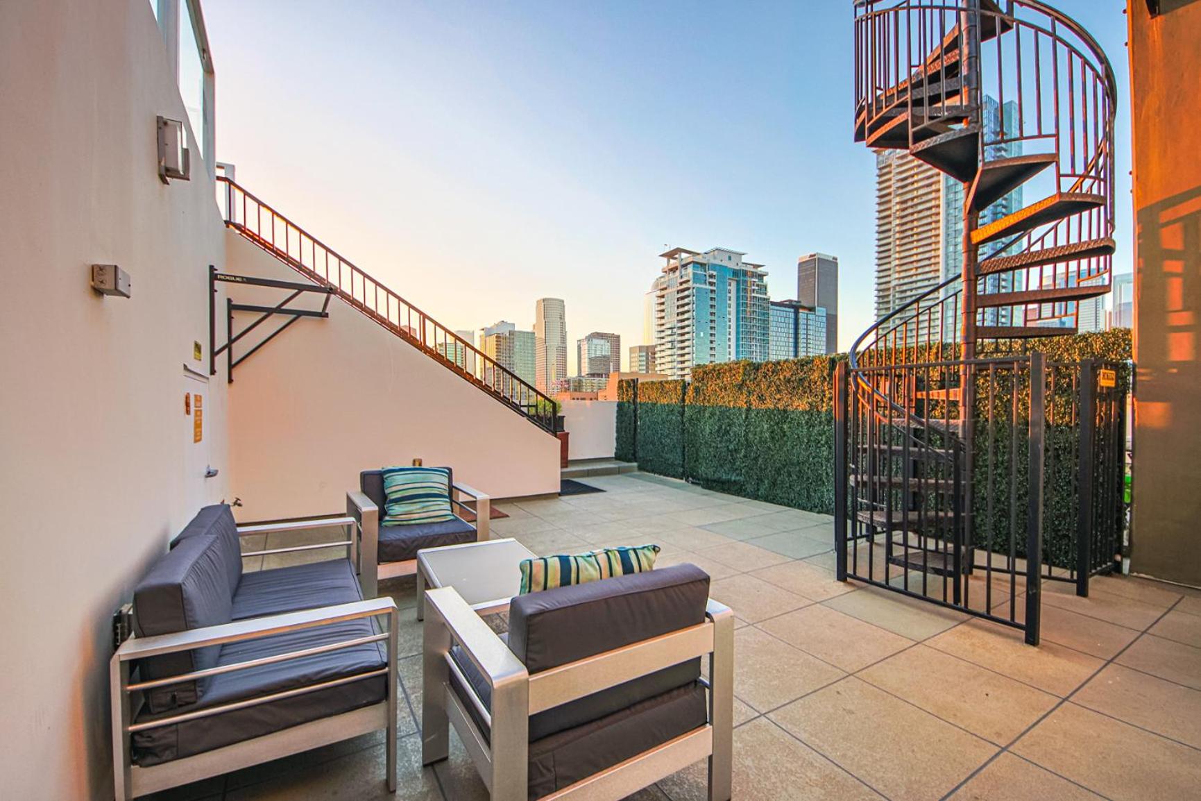 Stunning 1 BDR 1 BTH Modern Loft with Pool, Jacuzzi in DTLA!