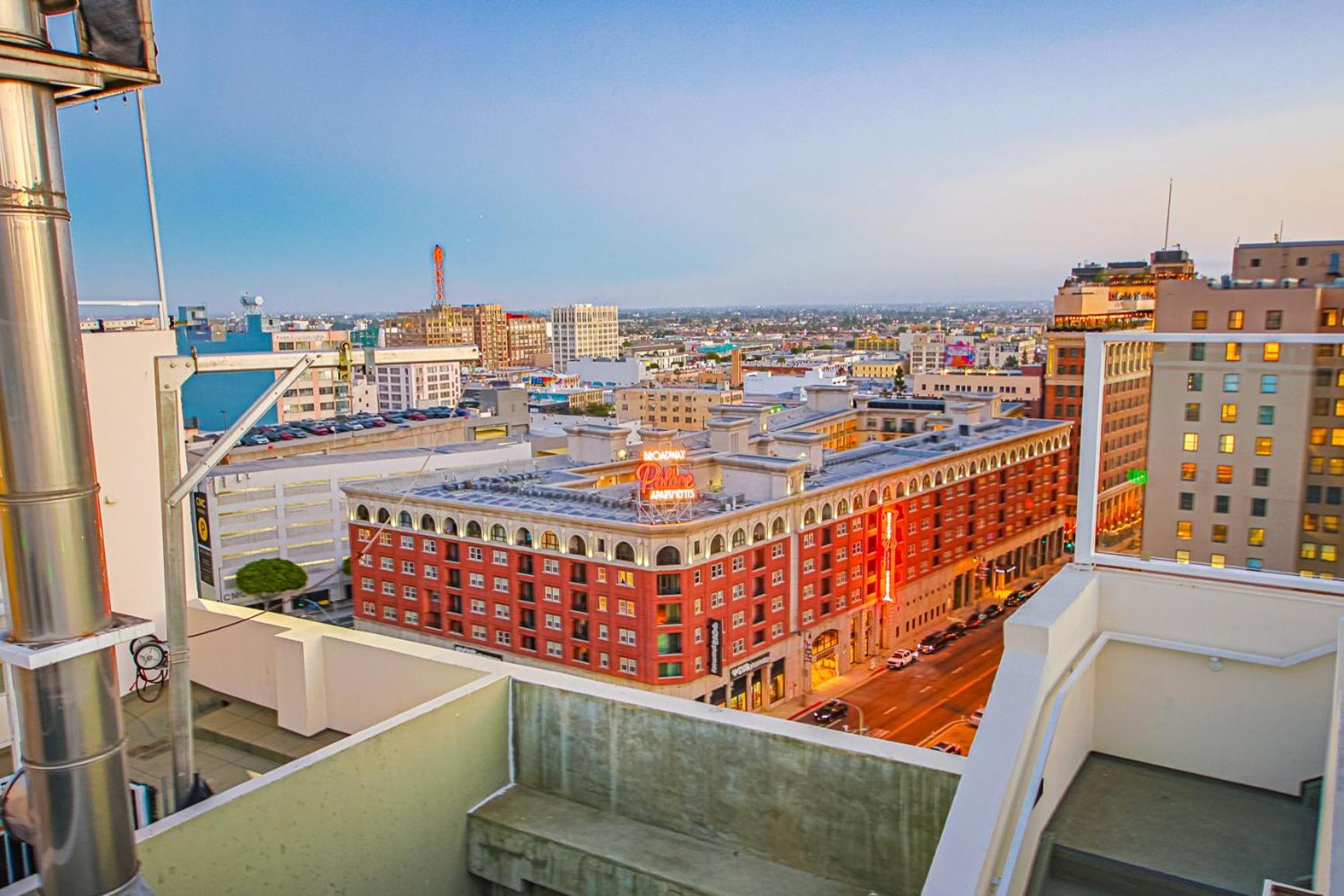 Stunning 1 BDR 1 BTH Modern Loft with Pool, Jacuzzi in DTLA!