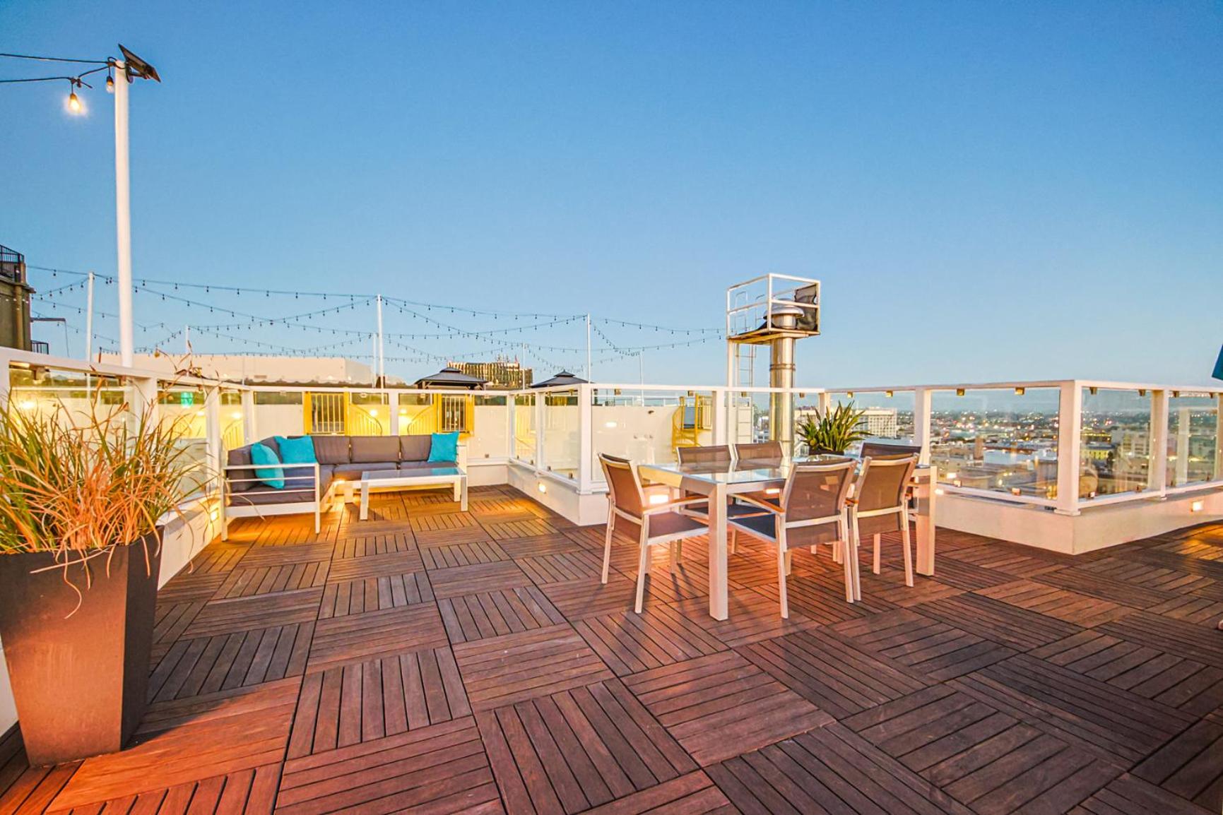 Stunning 1 BDR 1 BTH Modern Loft with Pool, Jacuzzi in DTLA!