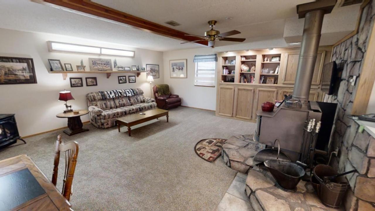 Roberts Trappers Lodge - Pet Friendly - WiFi- Trailer Parking - Garage Access - Washer - Dryer - Great Views view 3