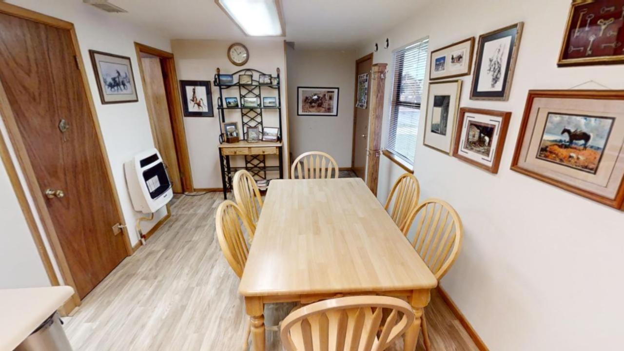 Roberts Trappers Lodge - Pet Friendly - WiFi- Trailer Parking - Garage Access - Washer - Dryer - Great Views view 4