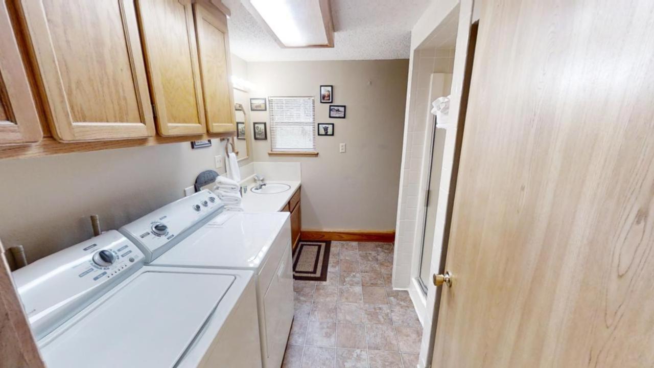 Roberts Trappers Lodge - Pet Friendly - WiFi- Trailer Parking - Garage Access - Washer - Dryer - Great Views view 5
