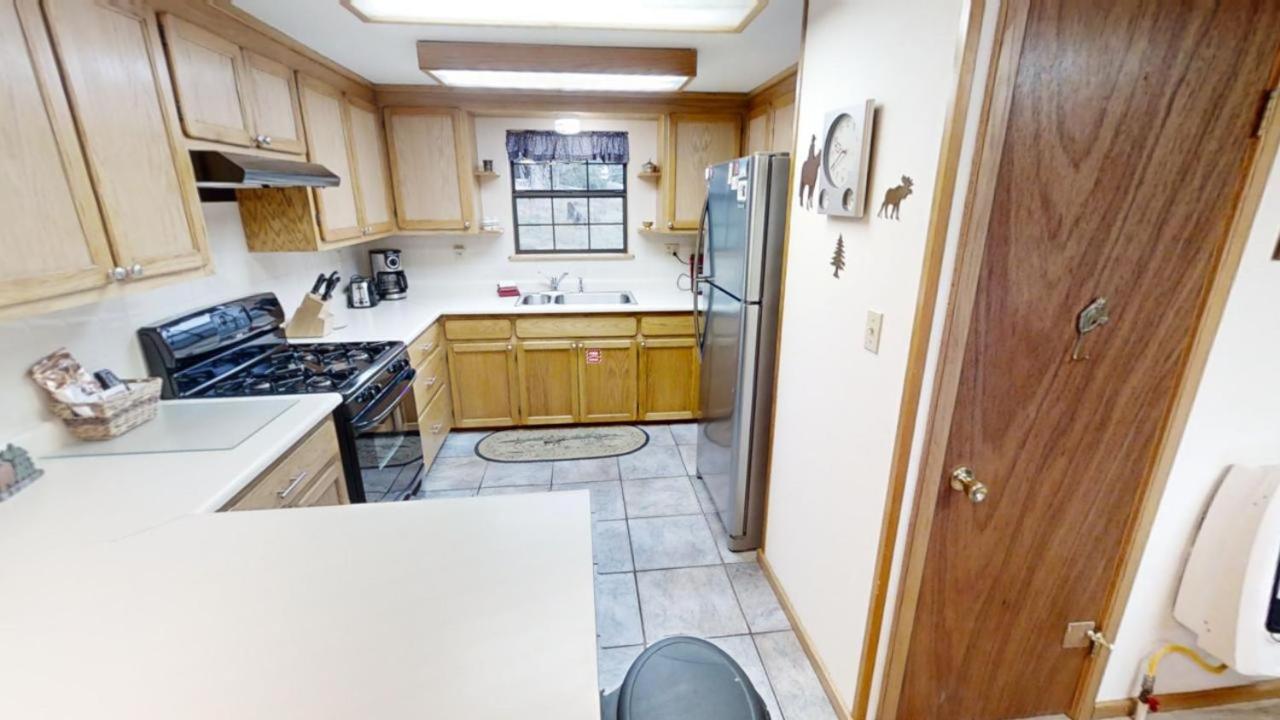 Roberts Trappers Lodge - Pet Friendly - WiFi- Trailer Parking - Garage Access - Washer - Dryer - Great Views view 2