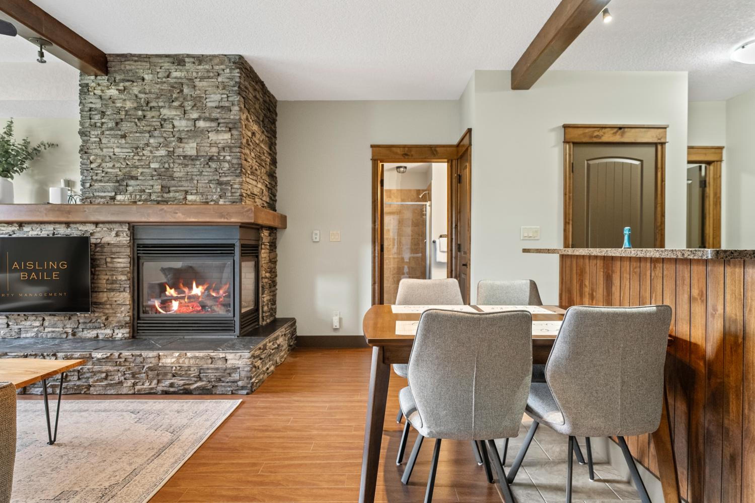 Grizzly Springs, Outdoor Pool, Hot Tub, Fireplace