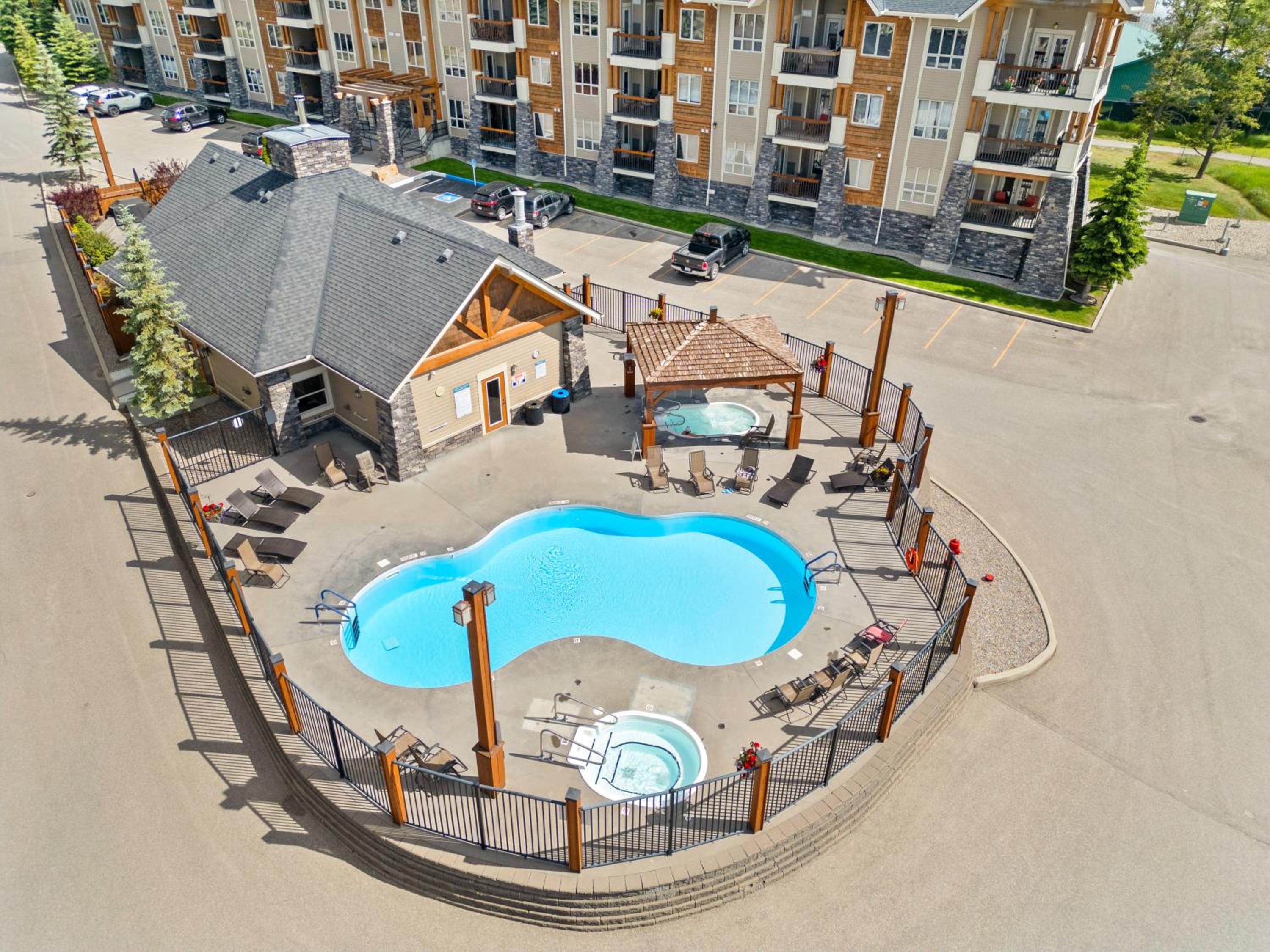 Grizzly Springs, Outdoor Pool, Hot Tub, Fireplace