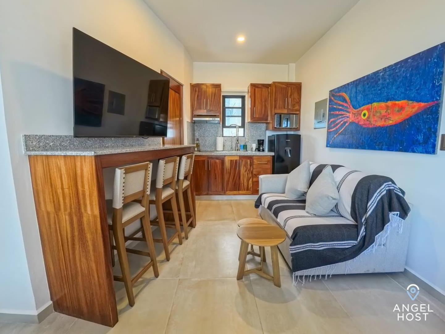 Oceanview Studio Smart TV Pool Beach 5-min Walk view 3