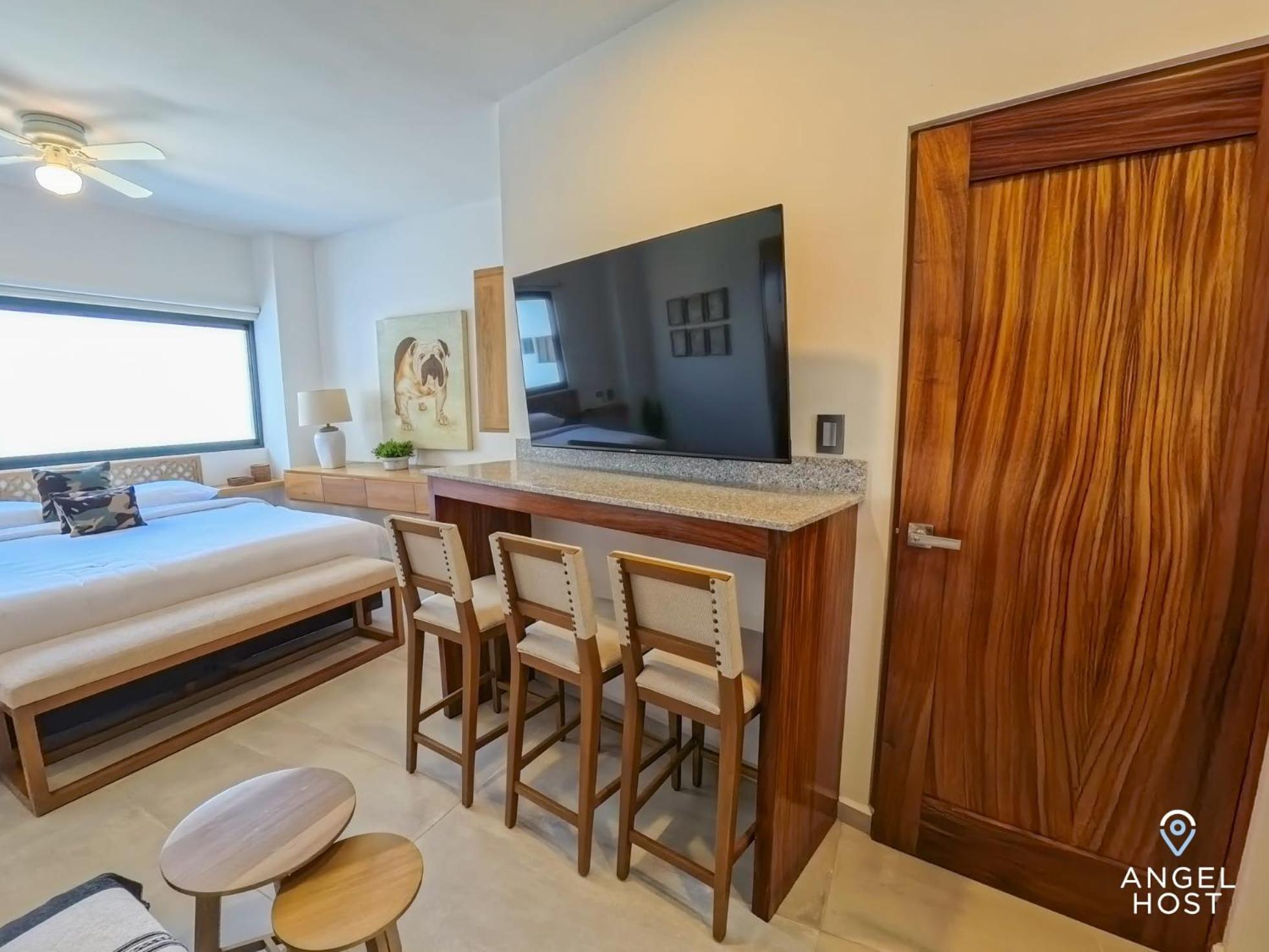Oceanview Studio Smart TV Pool Beach 5-min Walk view 4