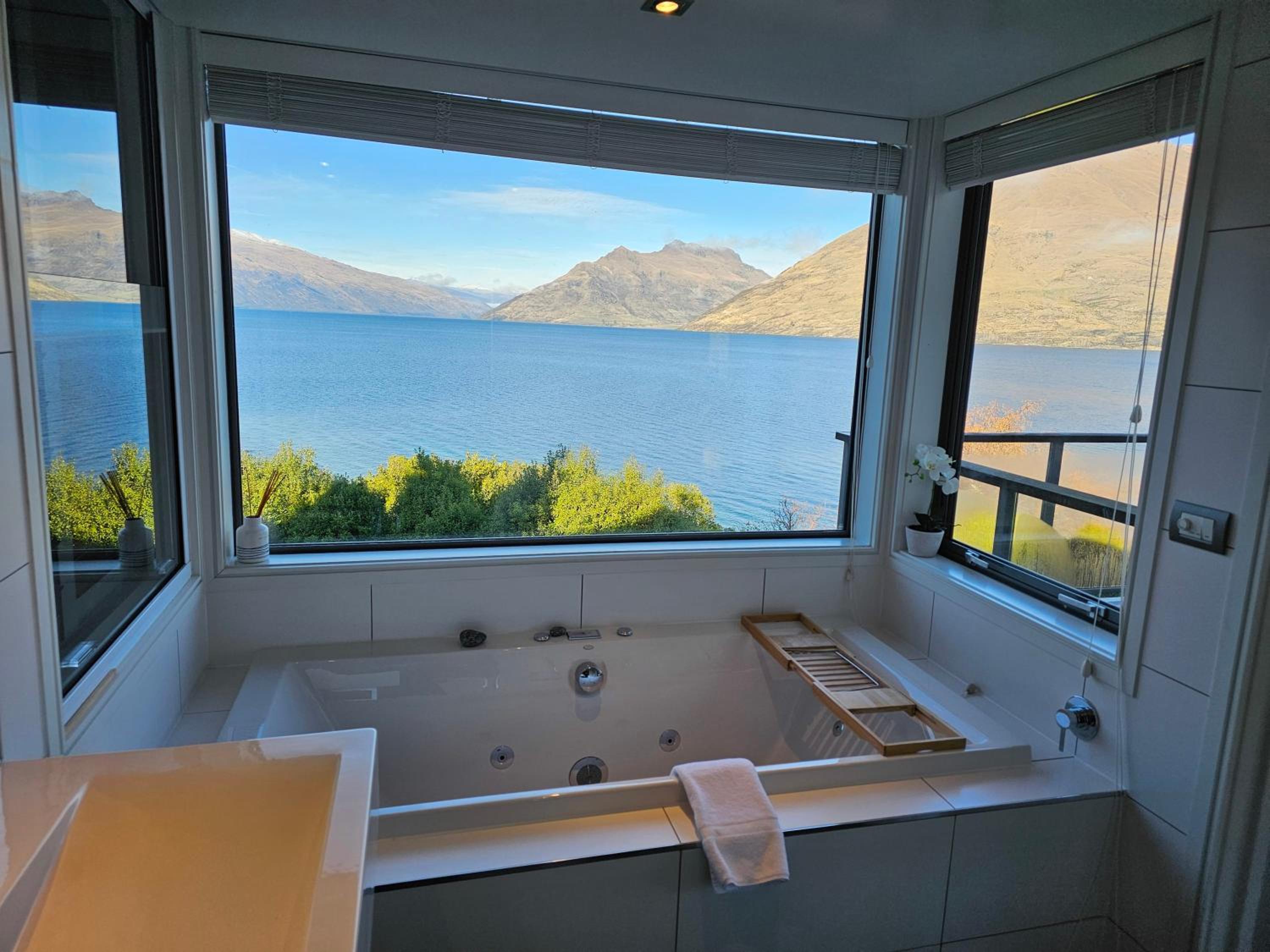 Private Retreat - Stunning Lake & Mountain Views view 4