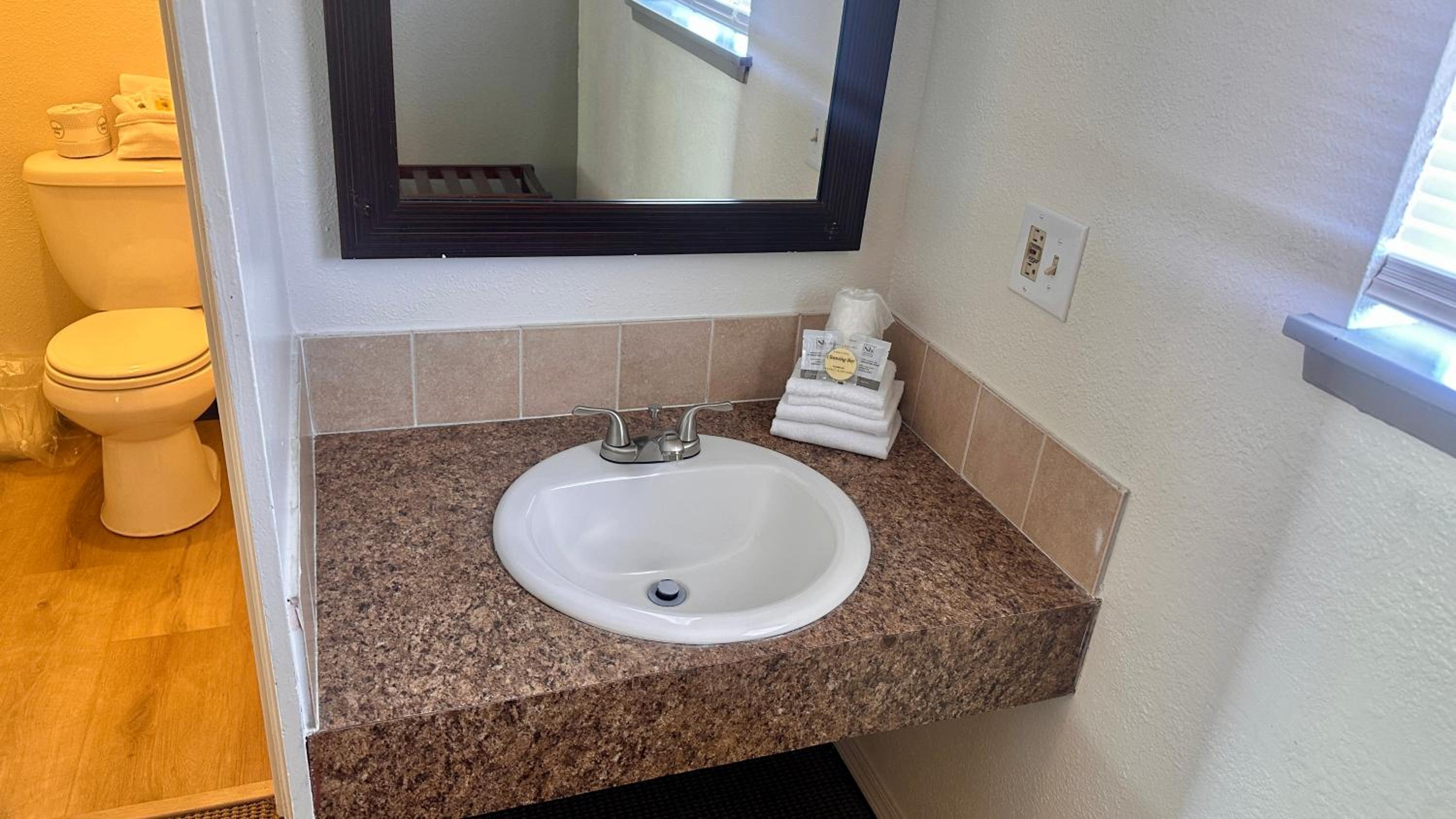 Moses Lake Vacations - Lakeshore Inn Water Front - Property Image 22