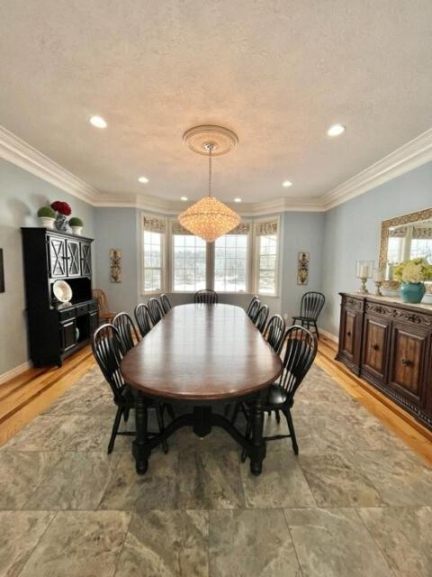 Vast Family Home- VIEWS pool table private