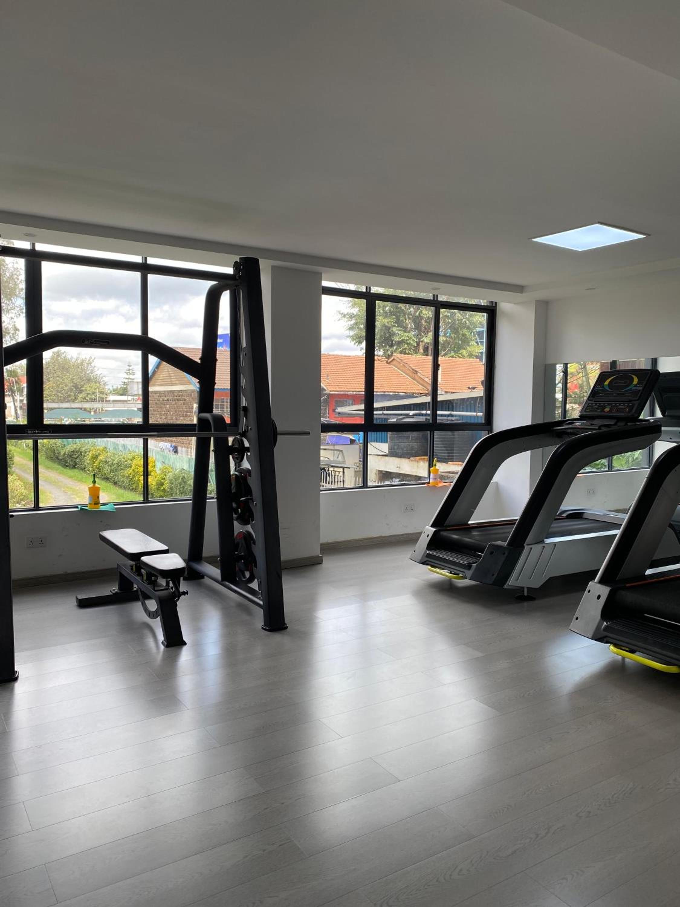 Cozy studio with a well equiped gym , heated pool and a 24hour generator