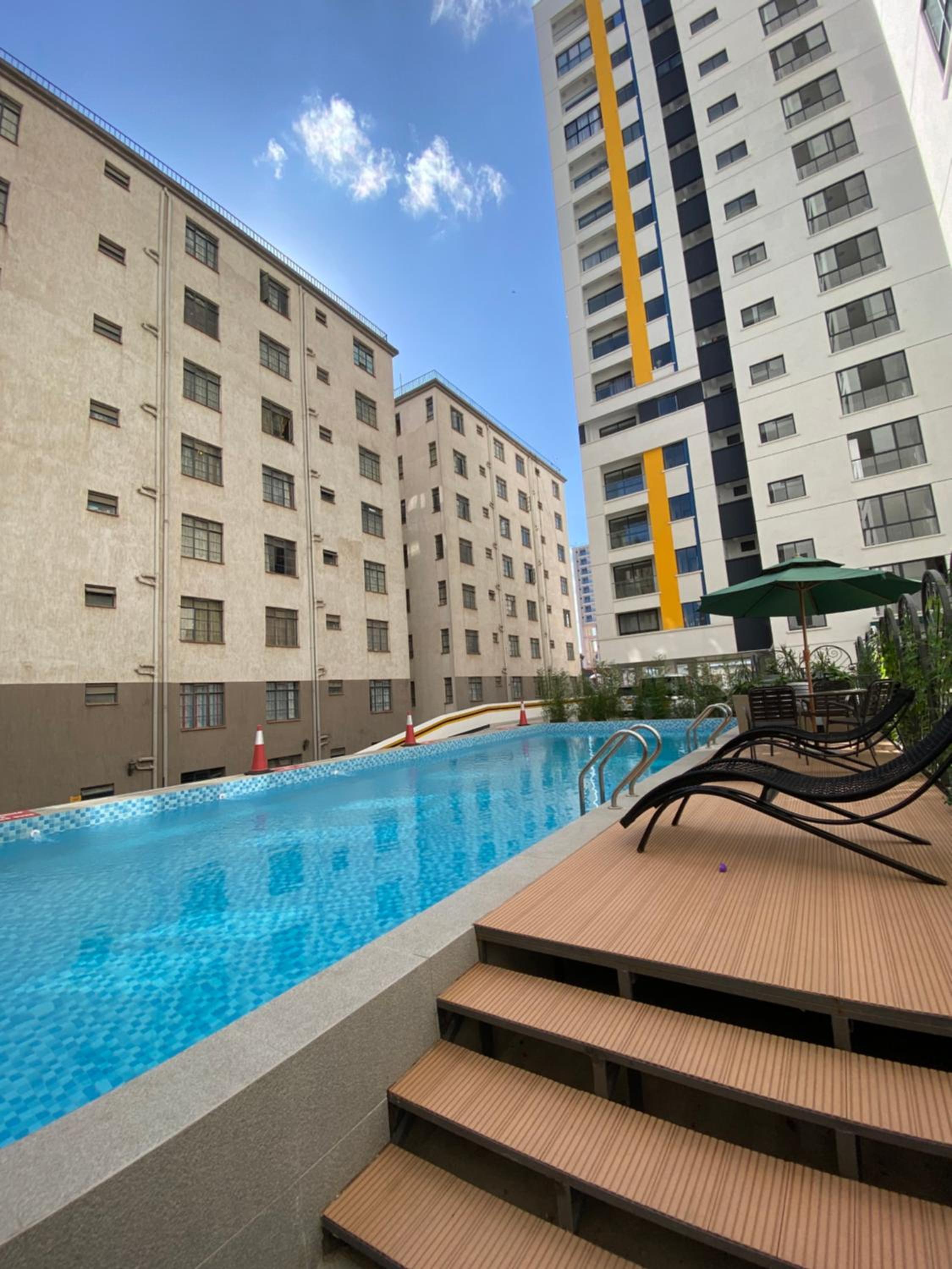 Cozy studio with a well equiped gym , heated pool and a 24hour generator