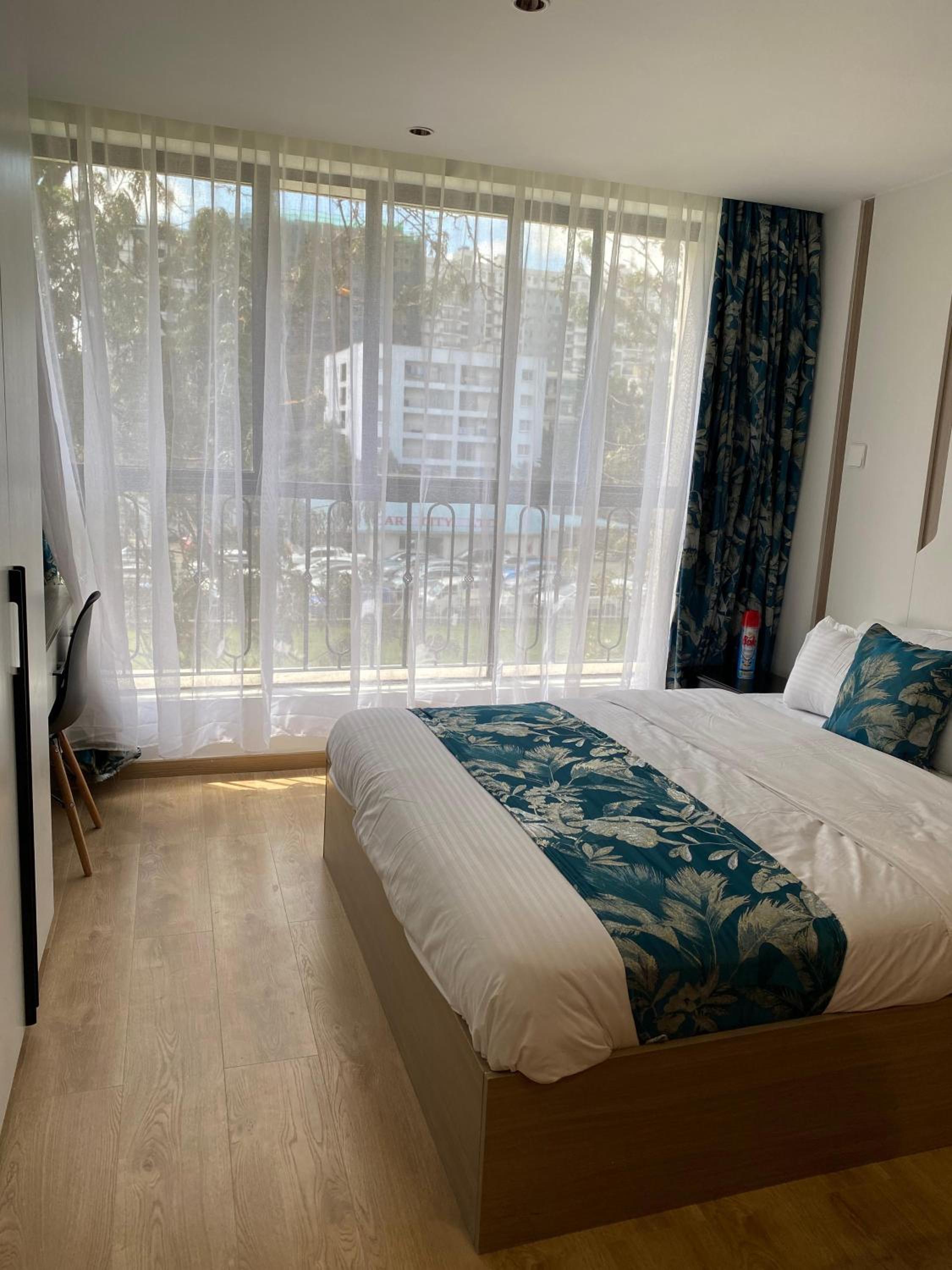 Cozy studio with a well equiped gym , heated pool and a 24hour generator