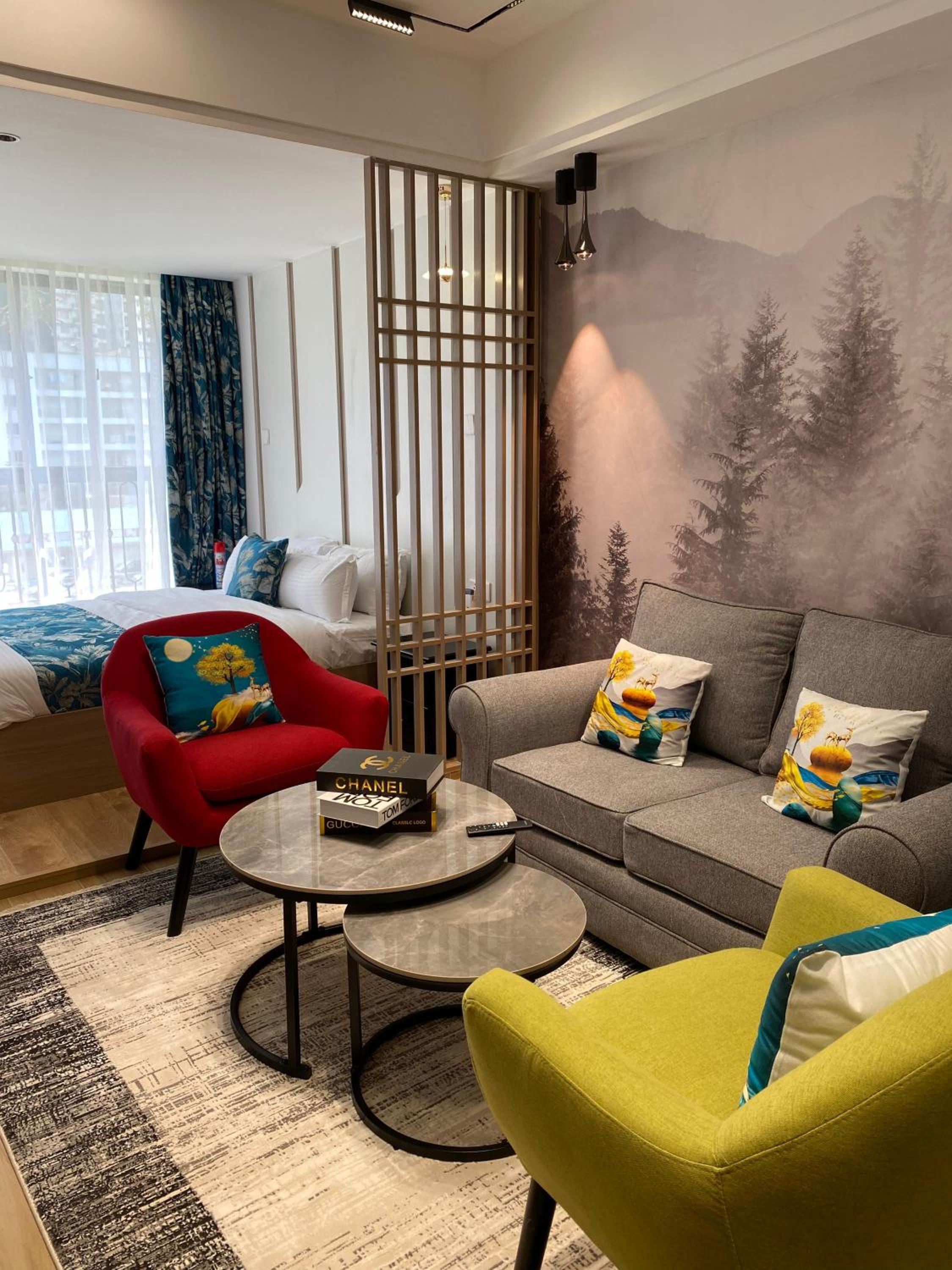 Cozy studio with a well equiped gym , heated pool and a 24hour generator