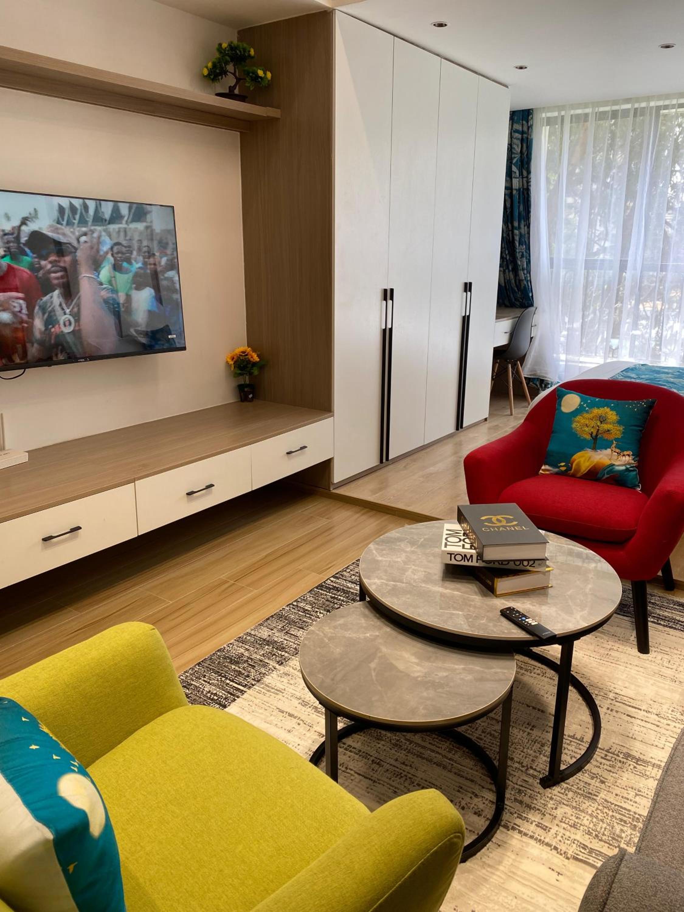 Cozy studio with a well equiped gym , heated pool and a 24hour generator