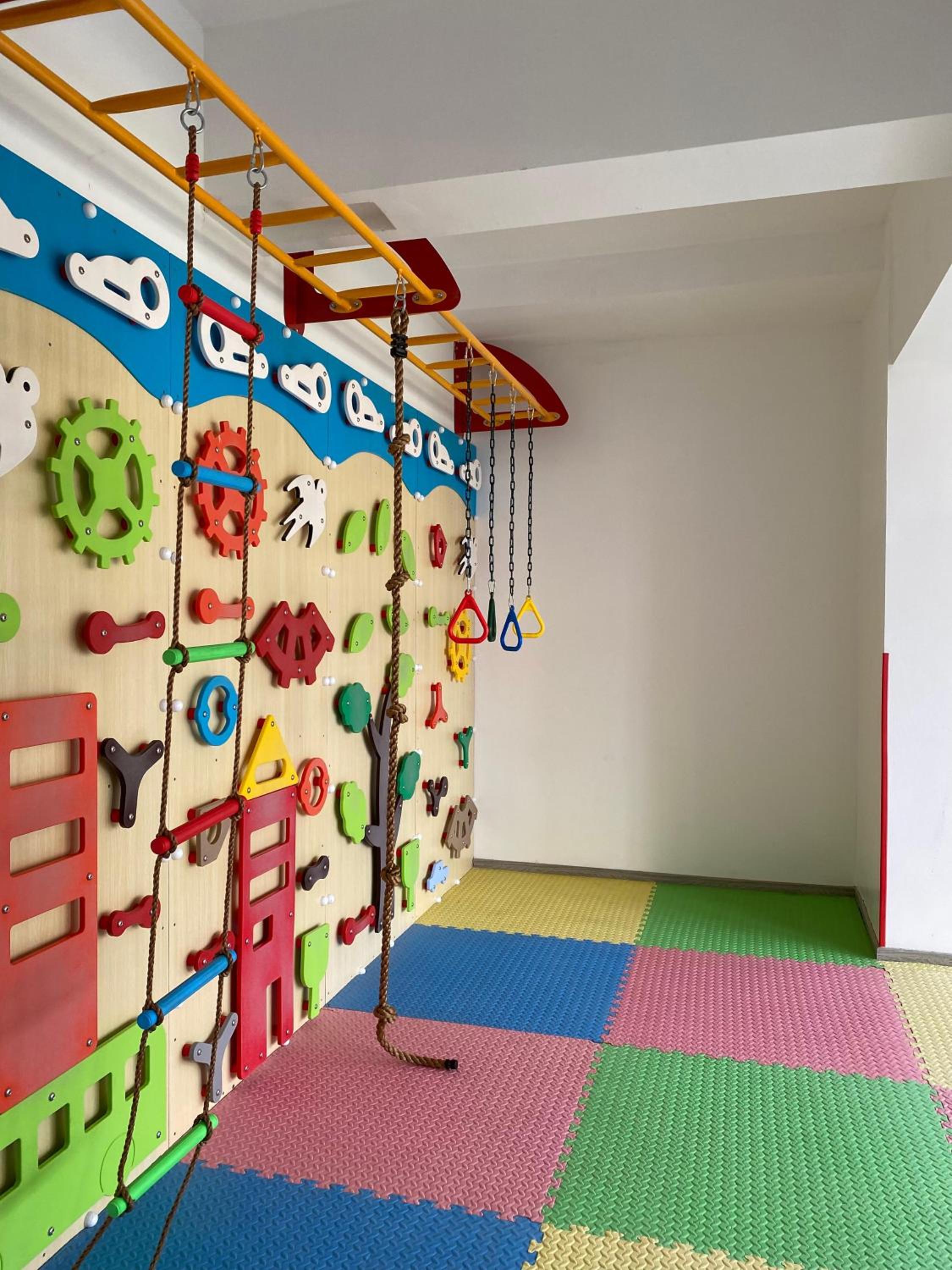 Cozy studio with a well equiped gym , heated pool and a 24hour generator