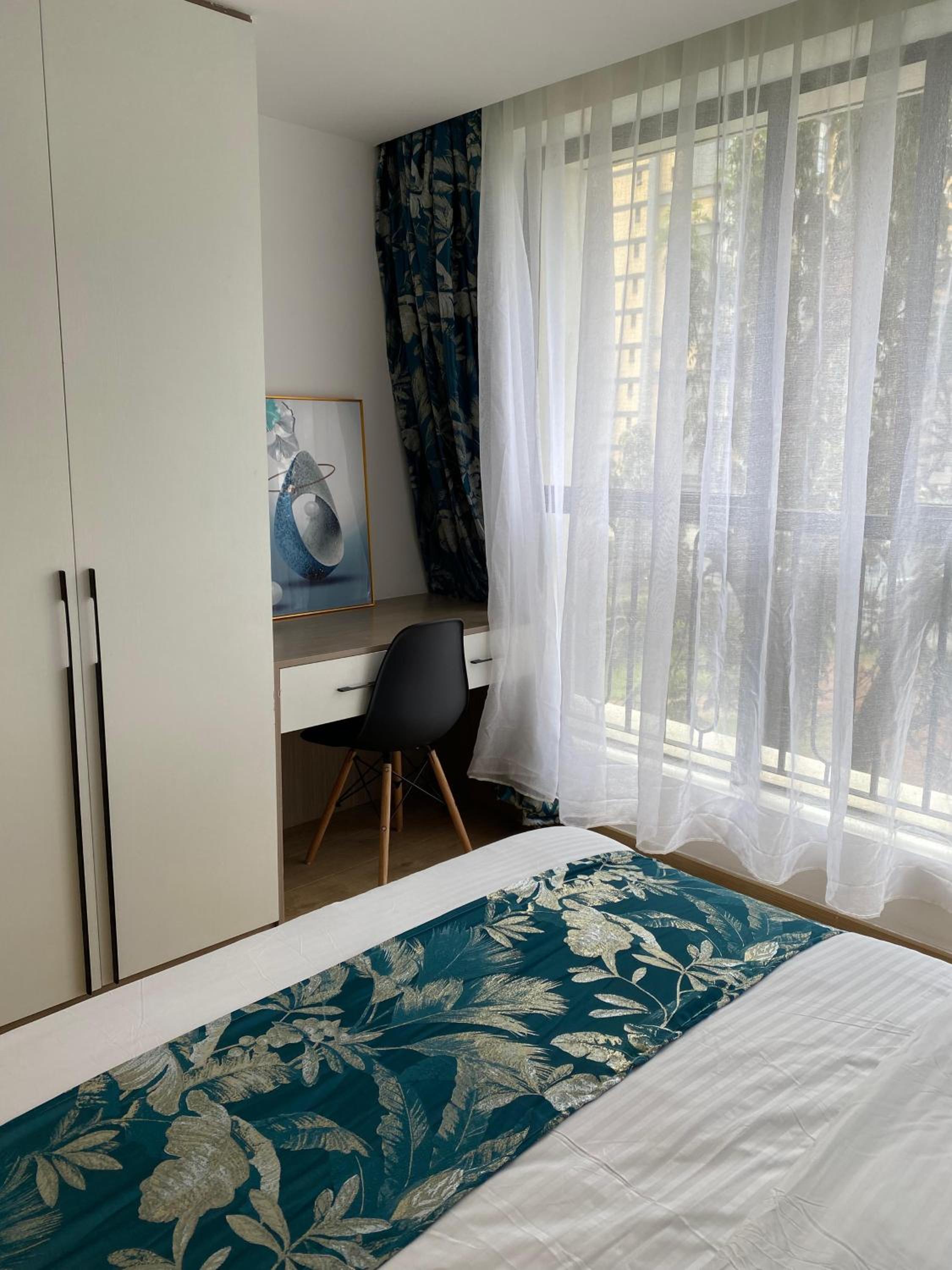 Cozy studio with a well equiped gym , heated pool and a 24hour generator