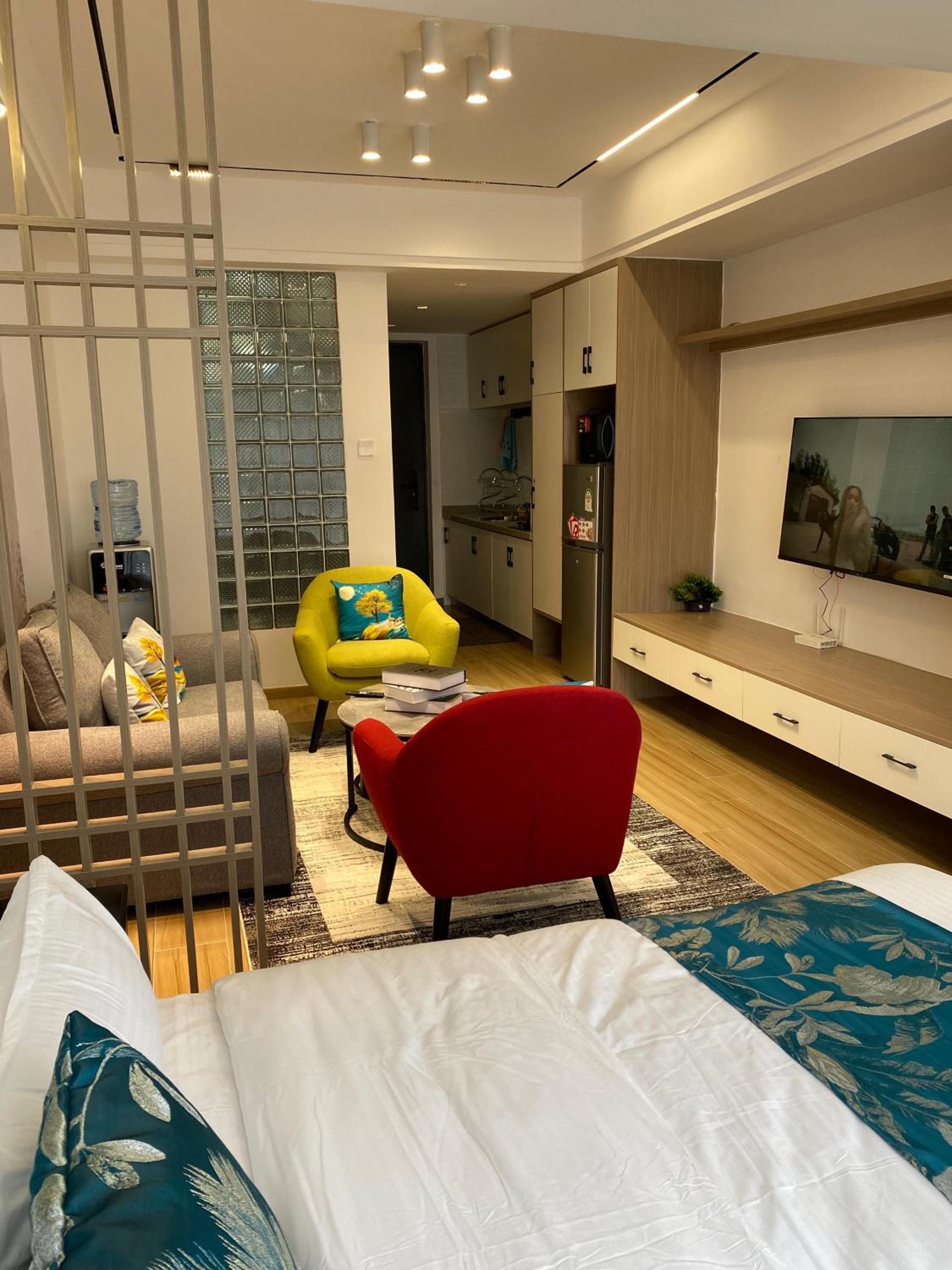 Cozy studio with a well equiped gym , heated pool and a 24hour generator