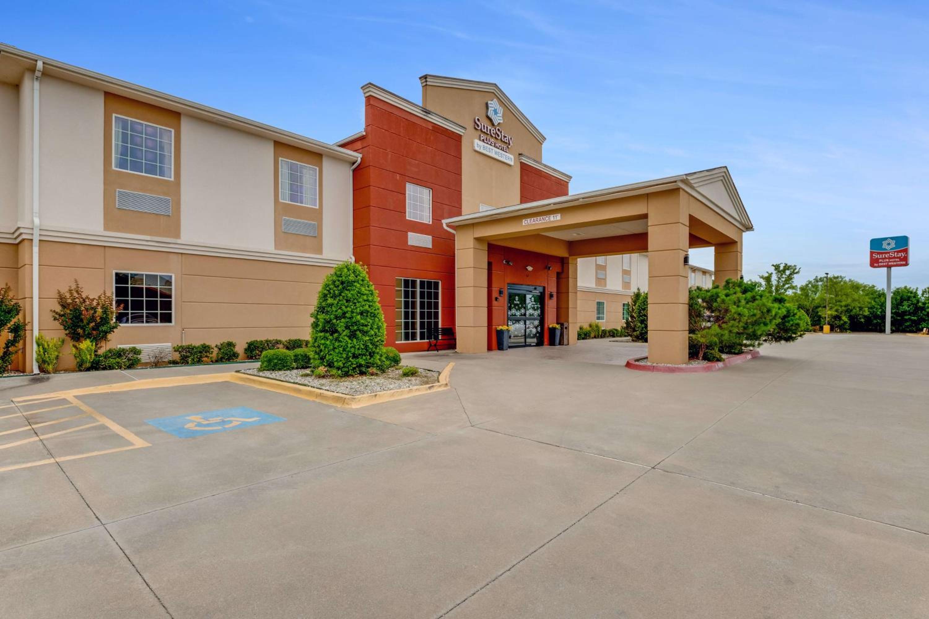 Hotel SureStay Plus Hotel by Best Western Owasso Tulsa North - Image 1
