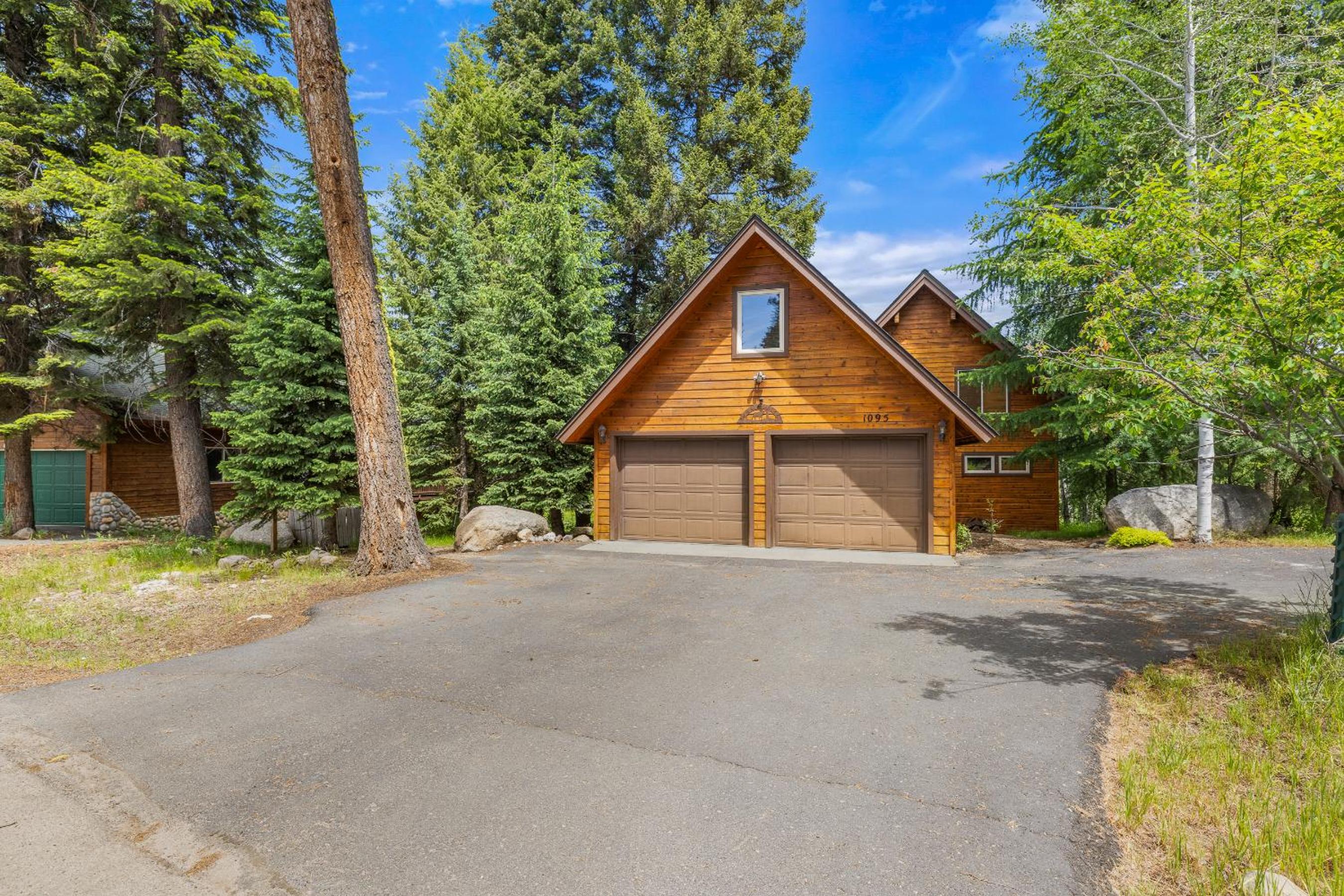New! Cedar Chalet -on golf course, clubhouse access with gym, seasonal pool & hot tub view 4