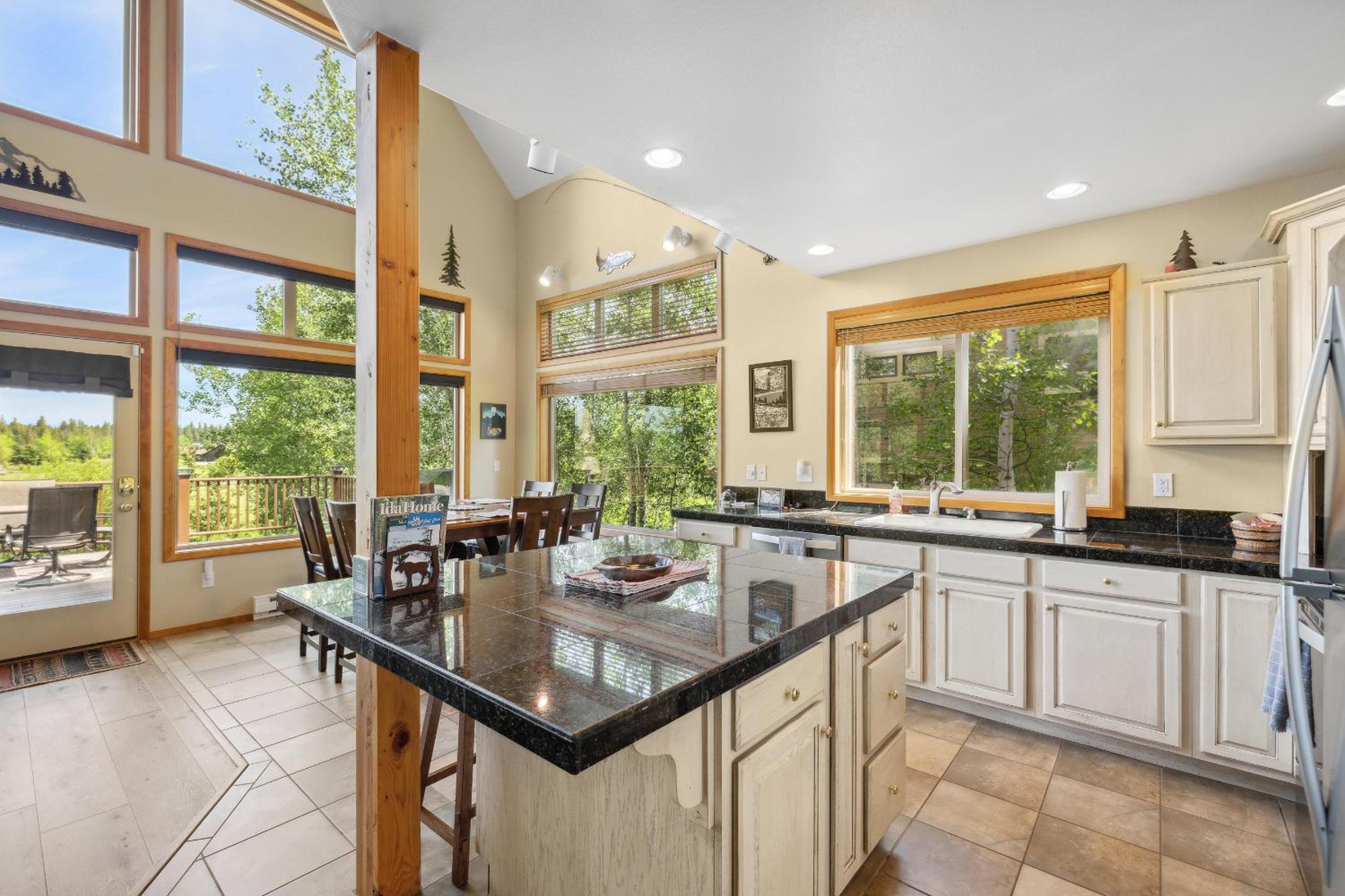 New! Cedar Chalet -on golf course, clubhouse access with gym, seasonal pool & hot tub view 5