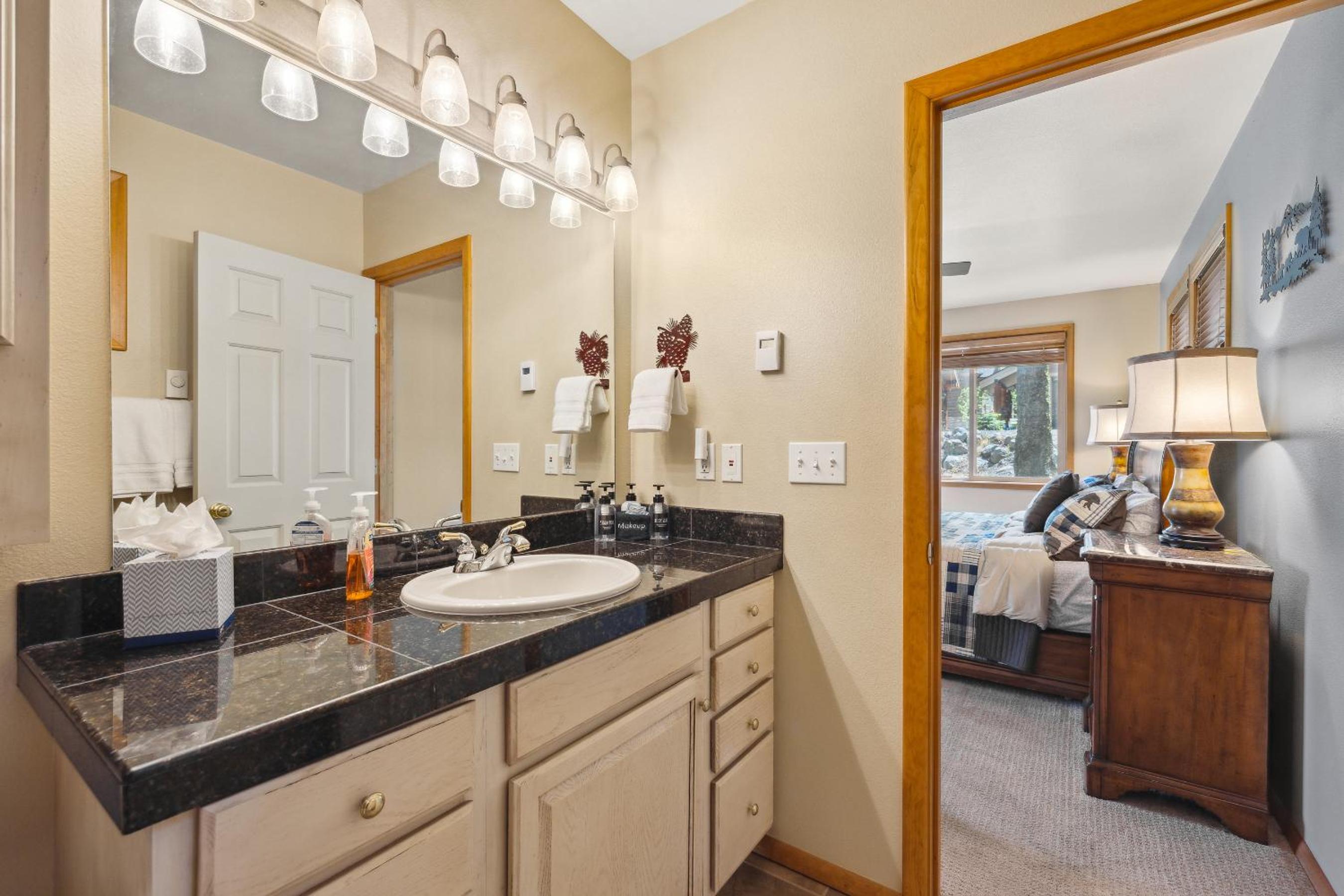 New! Cedar Chalet -on golf course, clubhouse access with gym, seasonal pool & hot tub view 2