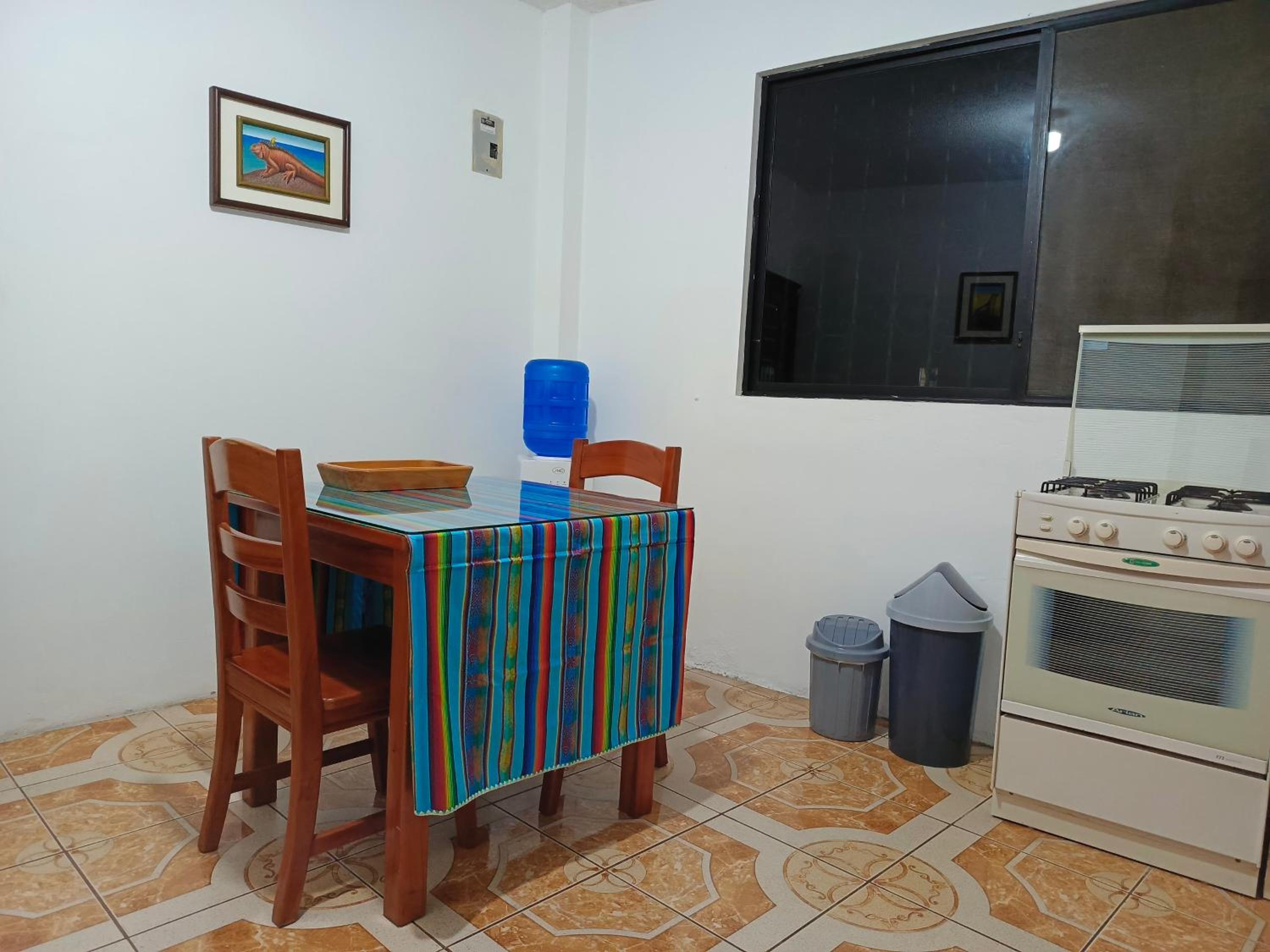 Teresita's House Suites con cocina privada , ideal para parejas, AC, wifi agua caliente, cerca del aeropuerto, a pocos pasos del malecón San Cristóbal