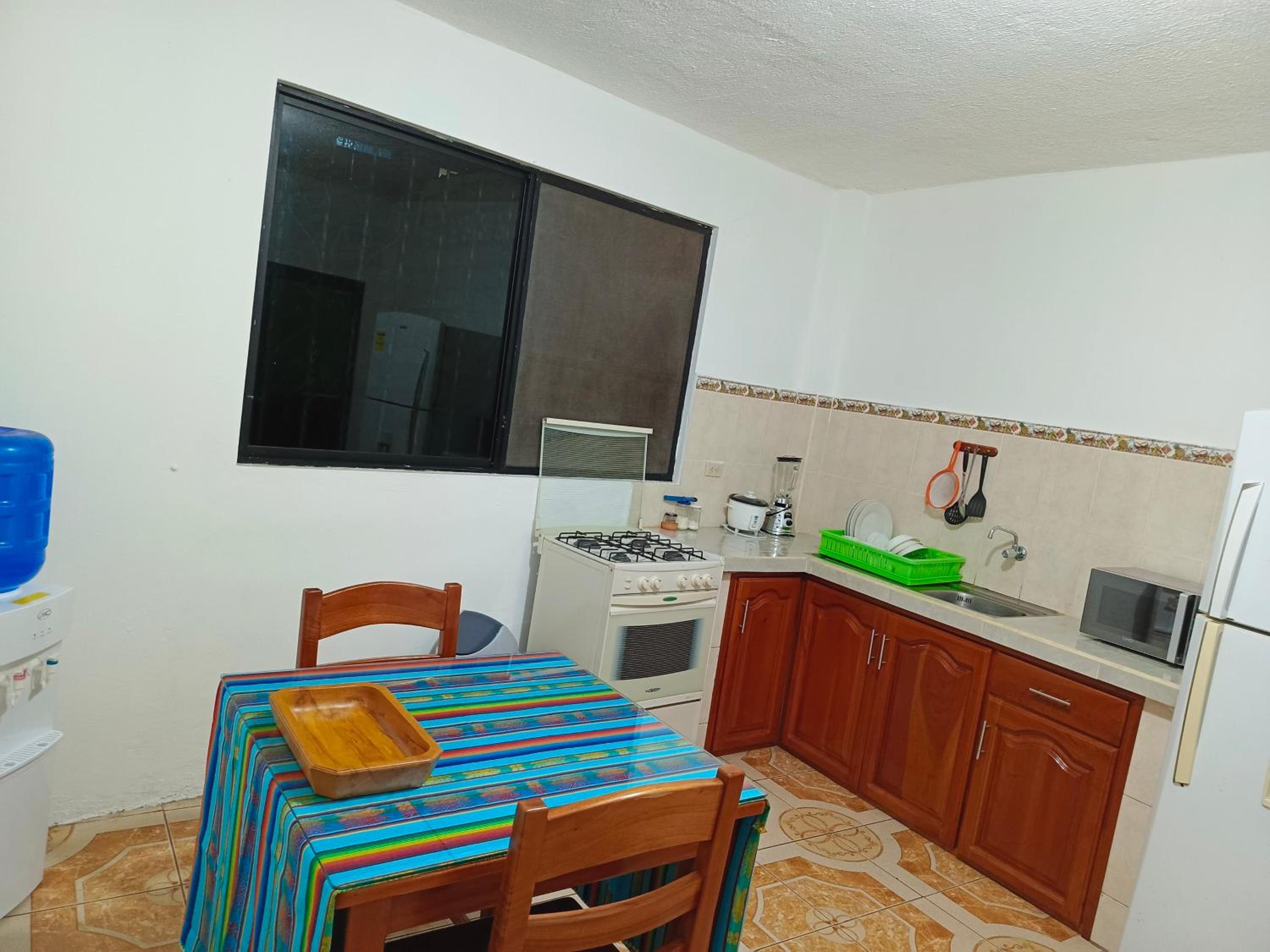 Teresita's House Suites con cocina privada , ideal para parejas, AC, wifi agua caliente, cerca del aeropuerto, a pocos pasos del malecón San Cristóbal