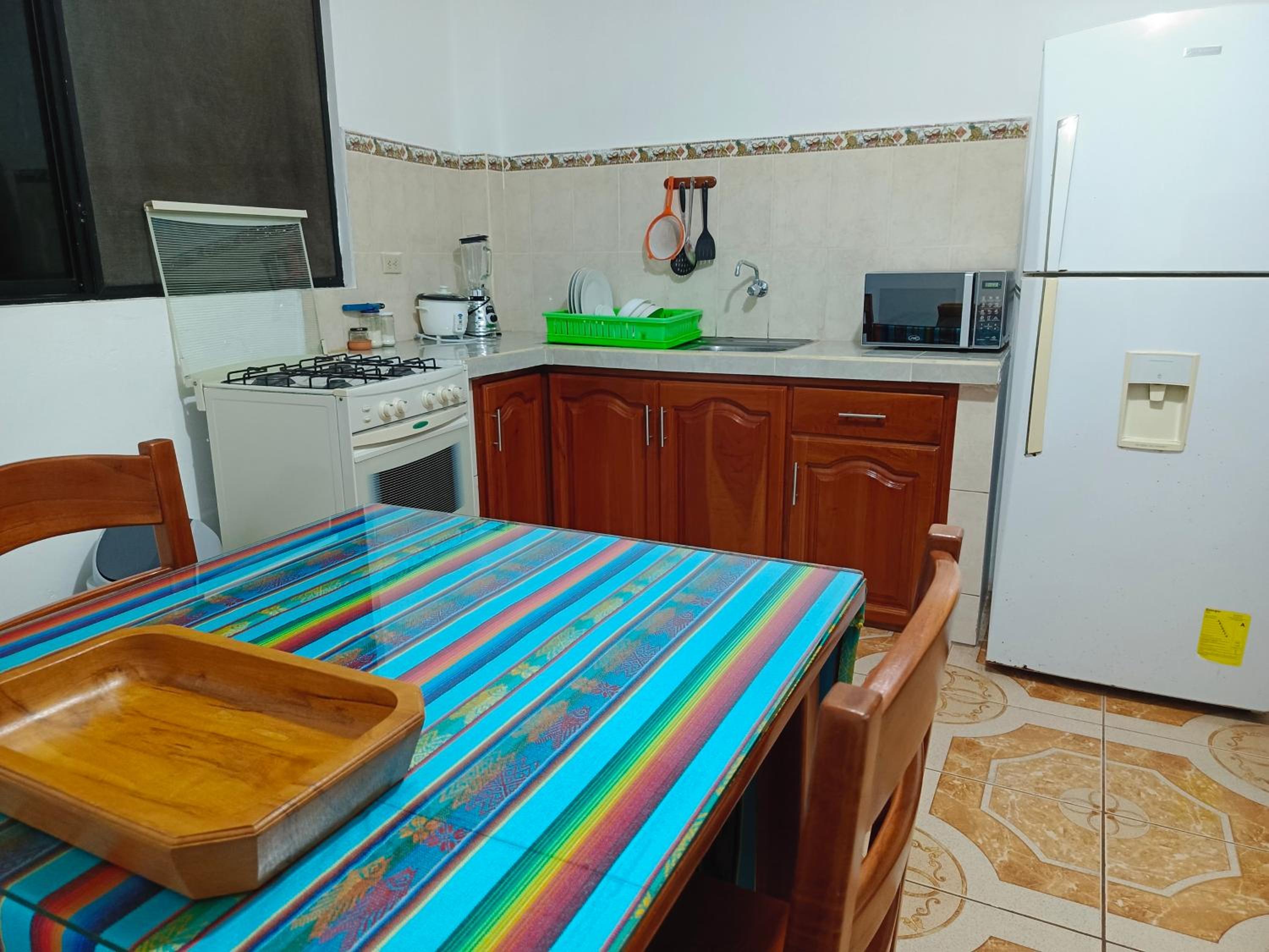 Teresita's House Suites con cocina privada , ideal para parejas, AC, wifi agua caliente, cerca del aeropuerto, a pocos pasos del malecón San Cristóbal